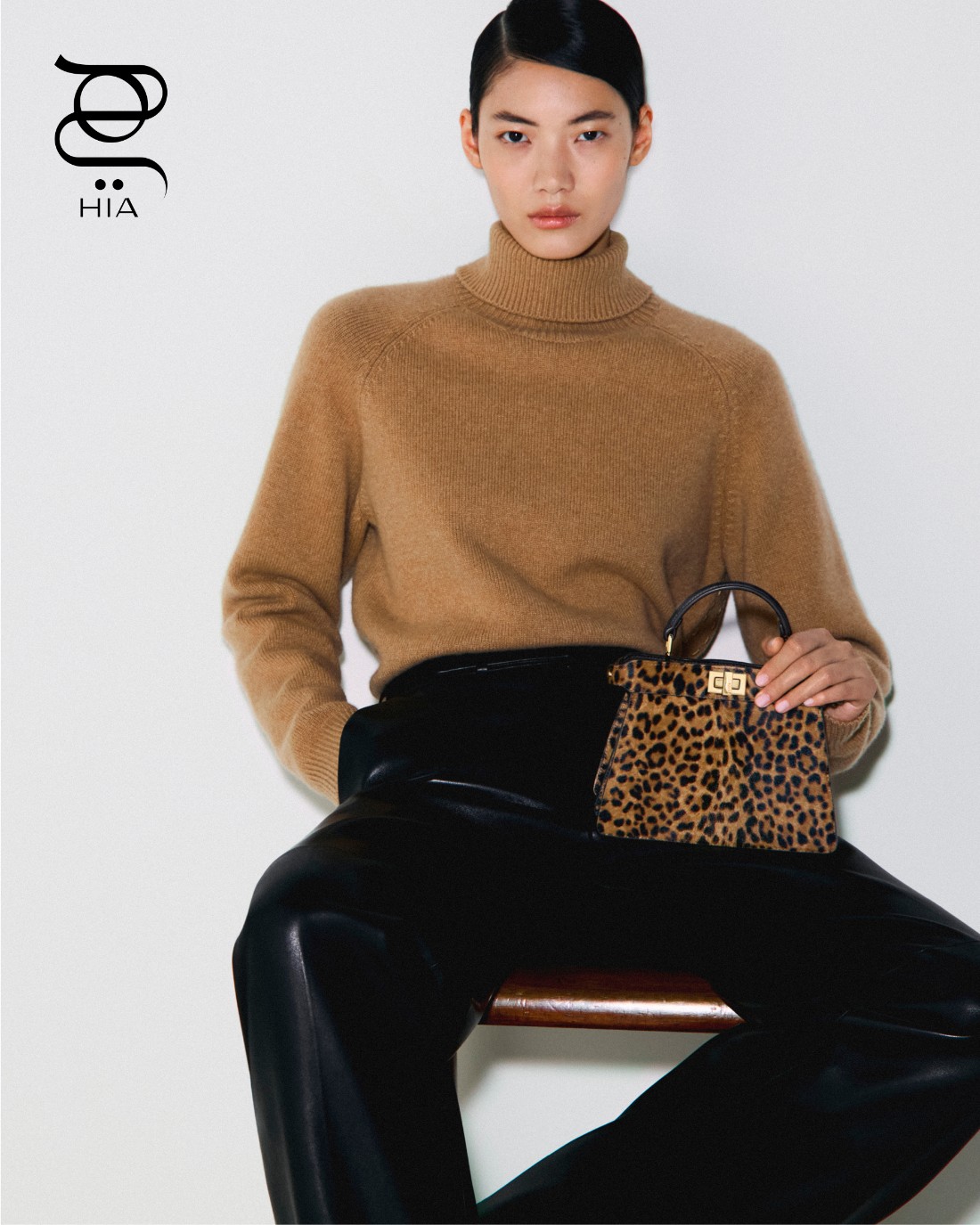 بولوفر باللون البني، وسروال جلدي أسود، كلاهما من “فندي" Fendi