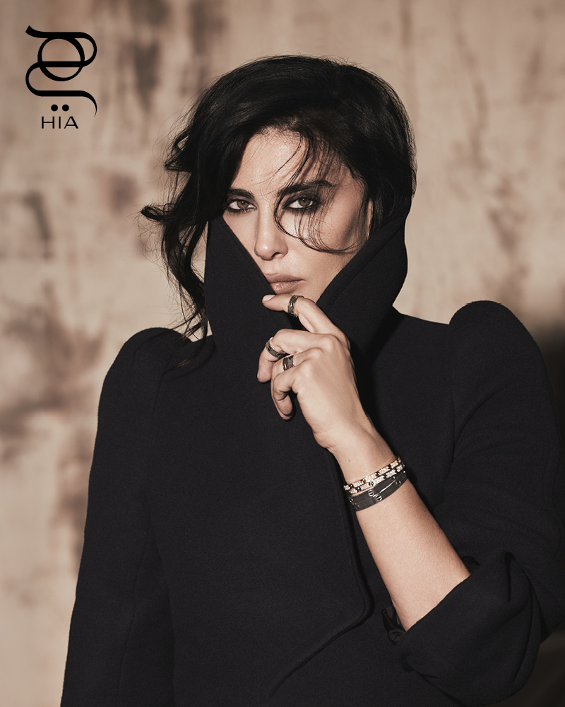 خواتم LOVE UNLIMITED بالذهب الأصفر وبالذهب الوردي وبالذهب الأبيض، أساور LOVE  بالذهب الوردي والماس وبالذهب الأبيض والماس أساور LOVE UNLIMITED بالذهب الأبيض وبالذهب الوردي، جميع المجوهرات من "كارتييه" CARTIER، معطف من "علية" ALAÏA