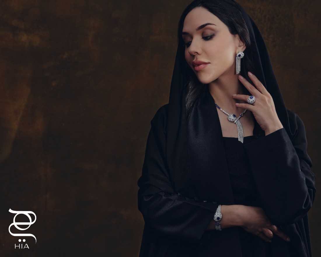 طقم MACHU PICCHU من مجموعة المجوهرات الراقية ILLUMINATED WONDERS، مرصع بالصفير الأزرق والماس، جميع المجوهرات من "معوّض" MOUAWAD عباءة وشيلة من"سيرب" SERRB