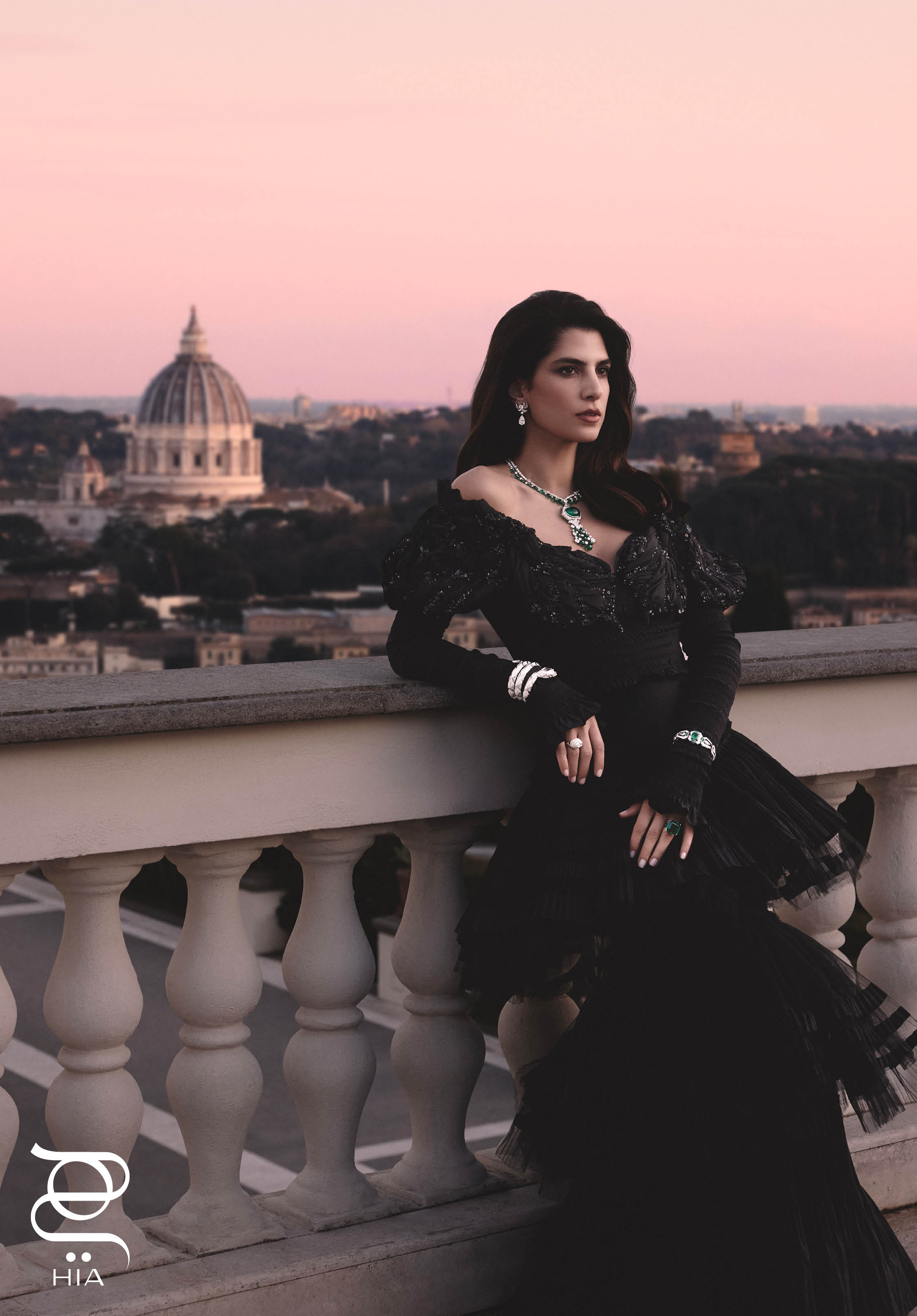 من مجموعة المجوهرات الراقية Eclettica، عقد من الذهب الأبيض، والماس، وخرز الزمرّد، مع زمرّدة بيضوية محدّبة بعيار 45.10 قيراط أقراط مجوهرات راقية من البلاتين، والماس، مع ماسات إجاصية بعيار 10.40 قيراط، من مجموعة المجوهرات الراقية Eclettica، سوار من الذهب الأبيض، والماس، والزمرّد، مع زمرّدة بعيار 6.85 قيراط، من مجموعة المجوهرات الراقية Eclettica، سوار Serpenti من الذهب الأبيض، والماس، والياقوت، خاتم مجوهرات راقية من البلاتين، والزمرّد، والماس، مع زمرّدة مثمنة بعيار 24.40 قيراط، خاتم مجوهرات راقية من الذهب الأبيض، والماس، مع ماسة بعيار 4.55 قيراط كافة المجوهرات من "بولغري" BVLGARI فستان أسود من "بلومارين" BLUEMARINE