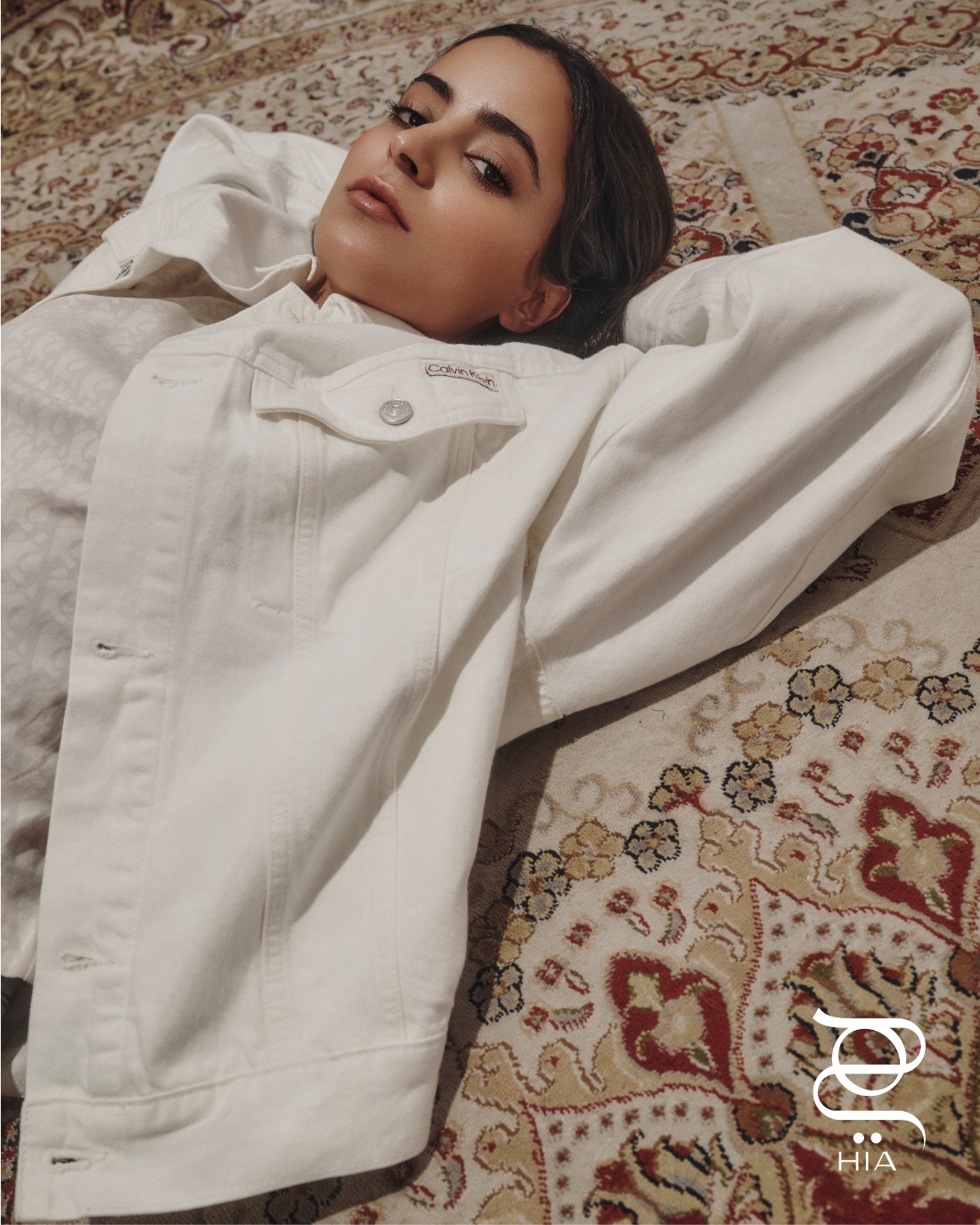 جاكيت دنيم واسع بستايل كلاسيكي تي-شيرت قصير بطبعة مزدوجة، جميعها من "كالفن كلاين" Calvin Klein
