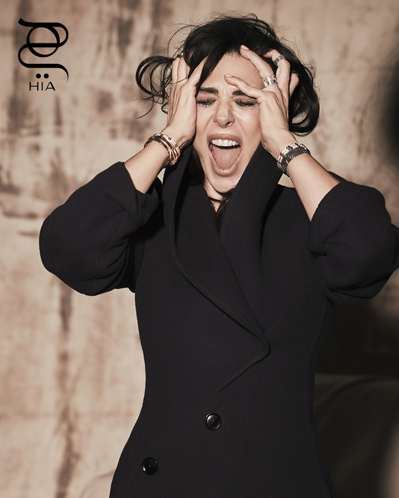 خواتم LOVE UNLIMITED بالذهب الأصفر وبالذهب الوردي وبالذهب الأبيض، أساور LOVE  بالذهب الوردي والماس وبالذهب الأبيض والماس أساور LOVE UNLIMITED بالذهب الأبيض وبالذهب الوردي، جميع المجوهرات من "كارتييه" CARTIER، معطف من "علية" ALAÏA