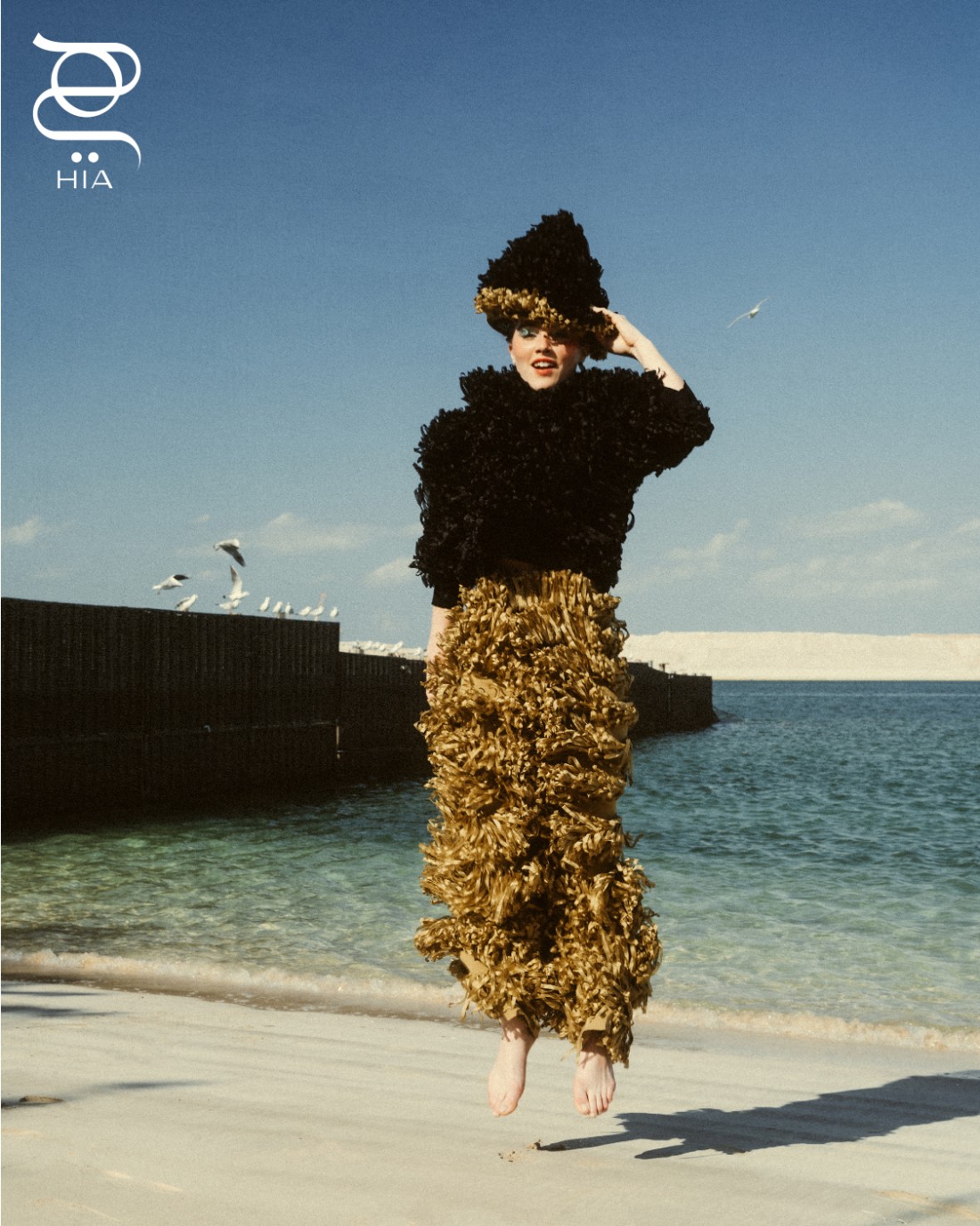 تنورة وقميص وقبعة من "لورو بيانا" Loro Piana