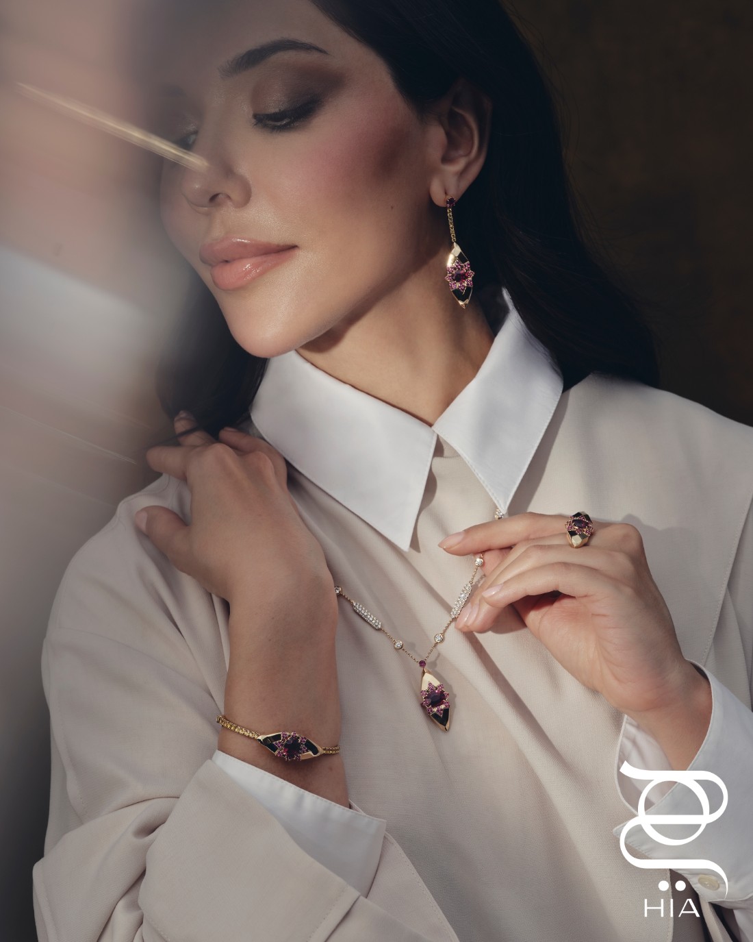 طقم PETRA من مجموعة المجوهرات الراقية ILLUMINATED WONDERS، مرصع بالروبليت والصفير الوردي والماس، جميع المجوهرات من "معوّض" MOUAWAD قميص من "أميراي" AMIRAE، عباءة من "موزان" MAUZAN