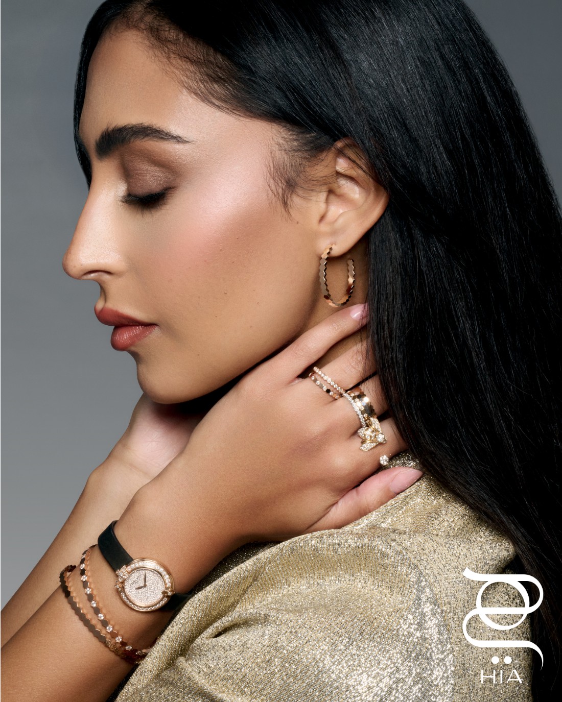 ساعة HORTENSIA من الذهب الوردي والماس من مجموعة BEE DE CHAUMET، أقراط أذن حلقية وسوار من الذهب الوردي، وسوار مرصوف جزئيا بالماس، وخواتم من الذهب الأبيض والوردي، وخواتم من الذهب الأبيض والوردي المرصوفة جزئيا أو بالكامل بالماس جميع المجوهرات من "شوميه" CHAUMET