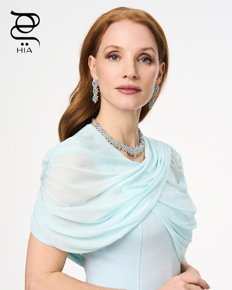 أقراط أذن GIOIA DEL MARE بالذهب الأبيض و16 حجر تورمالين بارايبا بالقطع الإجاصي والماس، عقد GIOIA DEL MARE بالذهب الأبيض و11 حجر تورمالين بارايبا بالقطع الإجاصي والماس، جميع المجوهرات من "دامياني" DAMIANI فستان من "كيمخاي" KIMKHAI لدى "هارفي نيكولز" Harvey Nichols