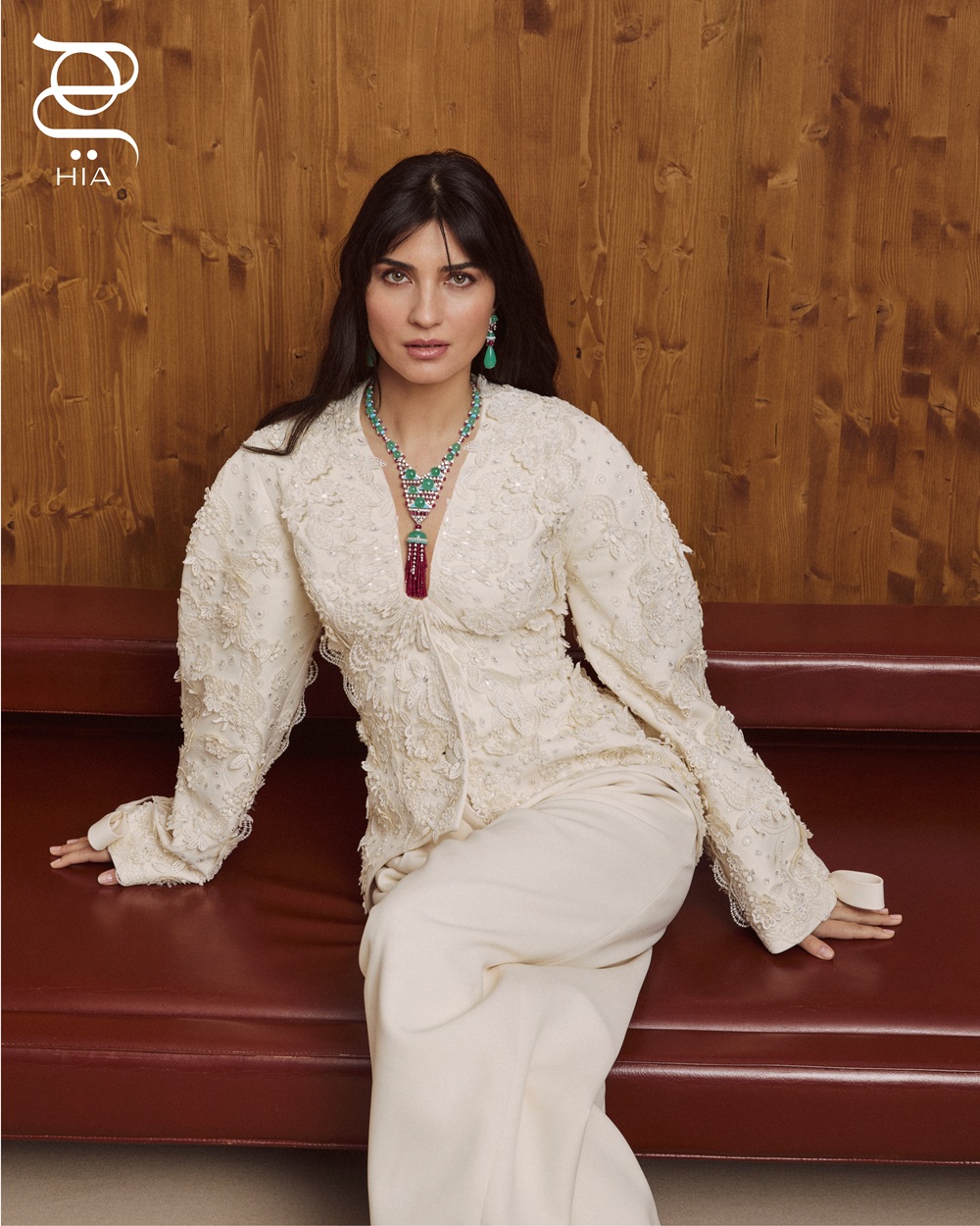 عقد وأقراط أذن ONDORA بالذهب الأبيض والكريسوبرايس والسبينل والفيروز والماس، من مجموعة المجوهرات الراقية EN ÉQUILIBRE CHAPTER 3 من "كارتييه" CARTIER طقم مؤلف من سترة وسروال من "جورج حبيقة" GEORGES HOBEIKA