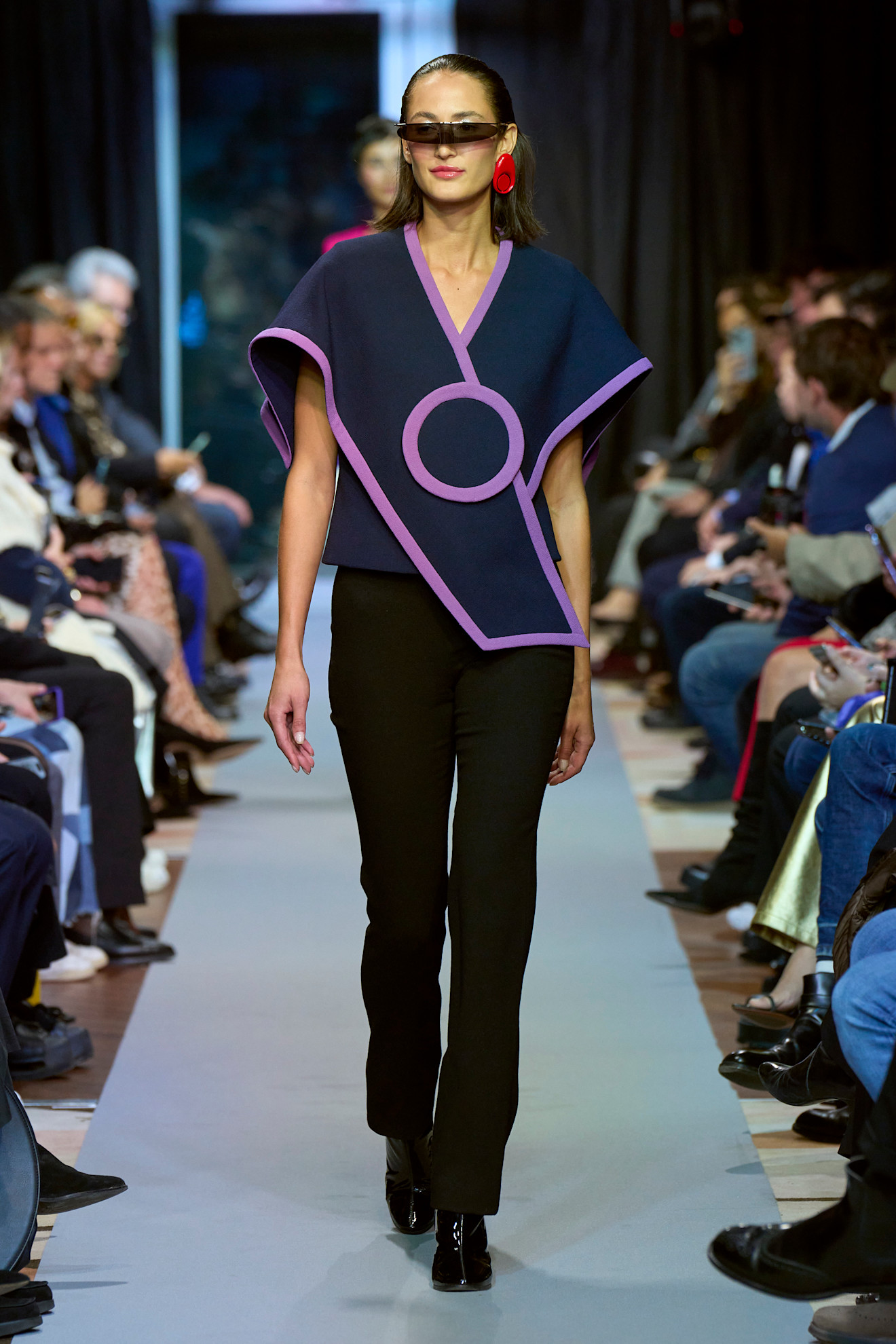 Pierre Cardin تنسيق متناغم بين الكحلي والأسود من