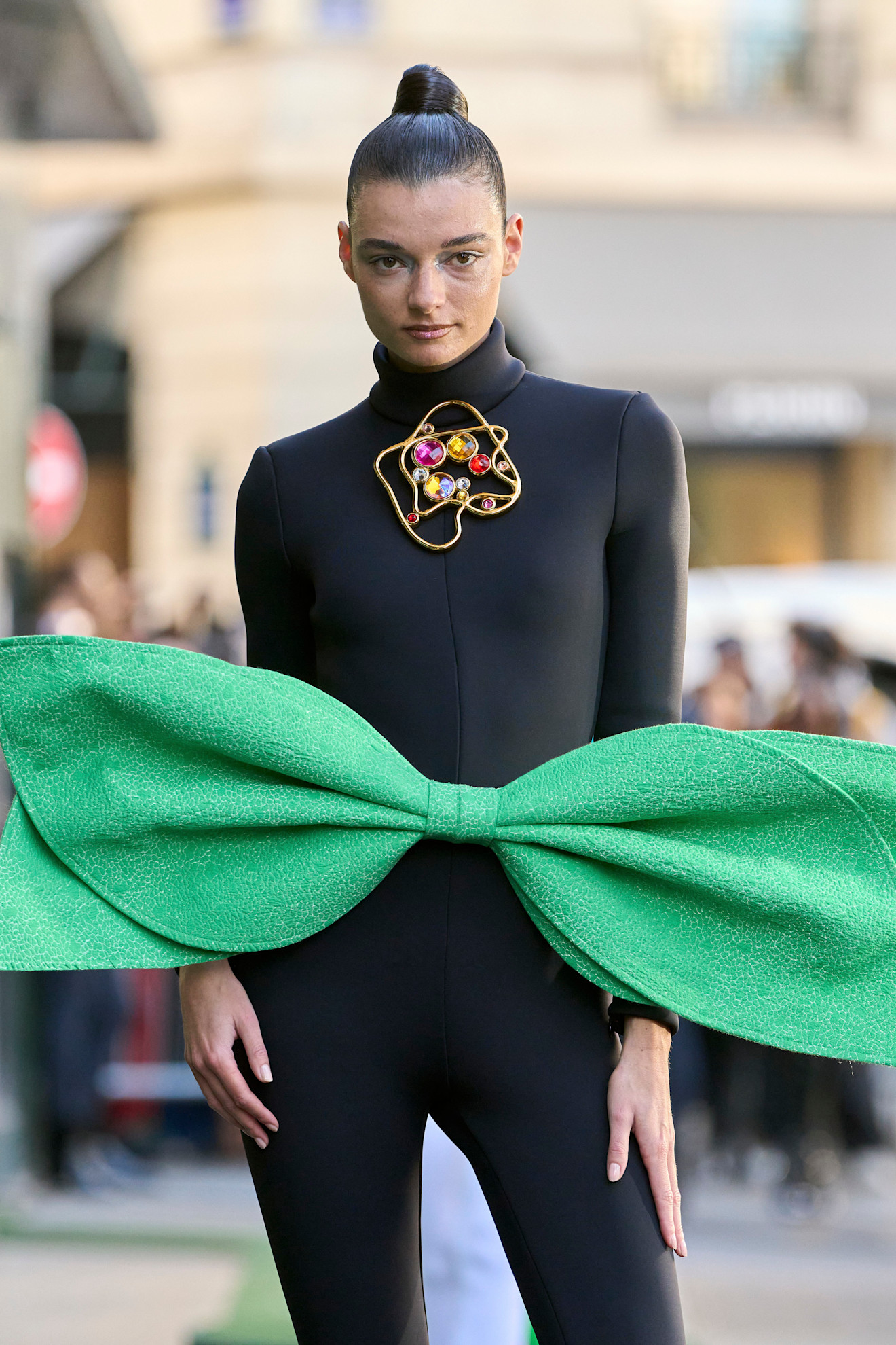 ابحثي عن البروشات التي تعكس القوة والحداثة مثل هذا التصميم من Pierre Cardin