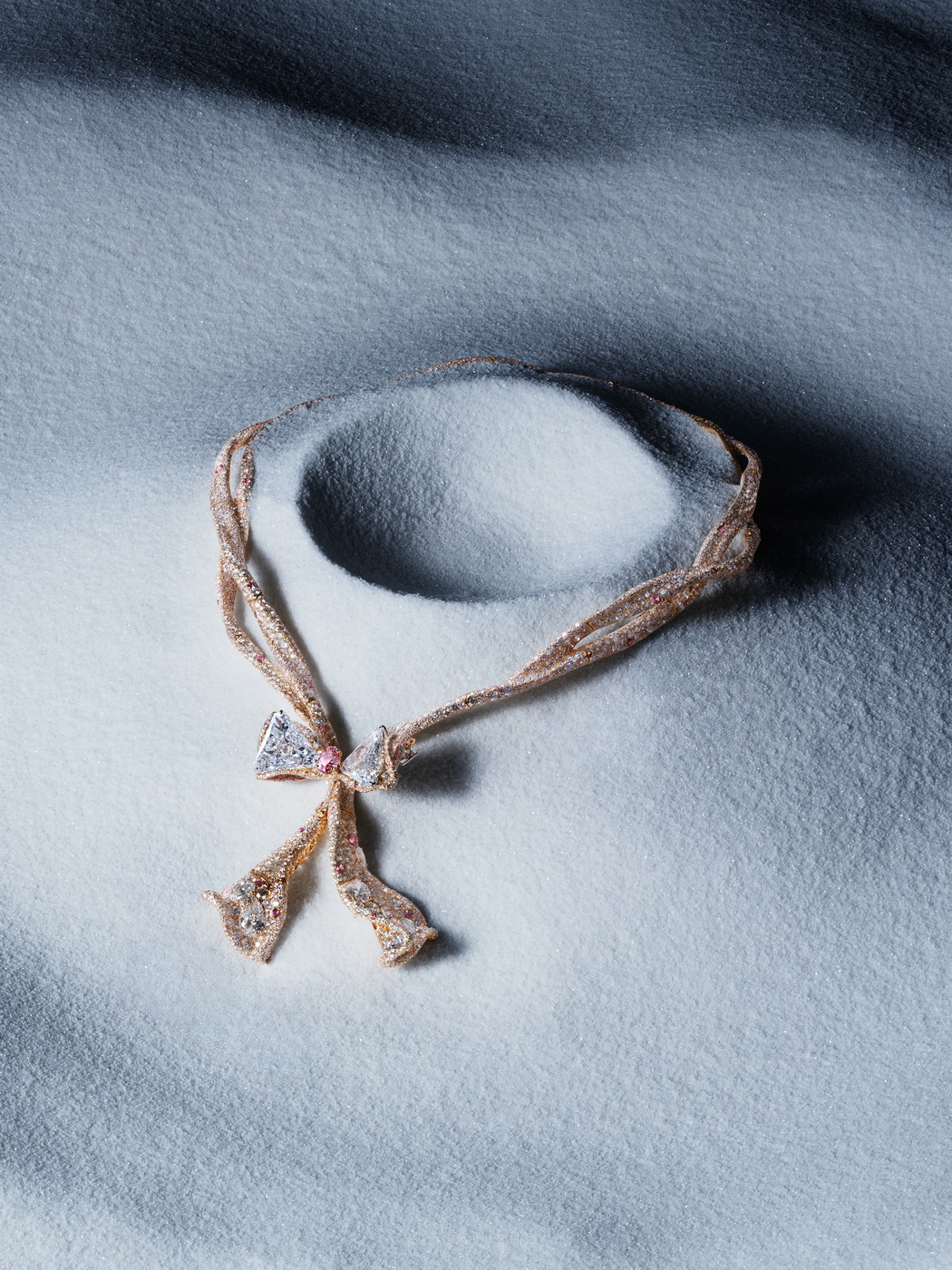 الشريط "Ribbon": تحدي الحدود المادية