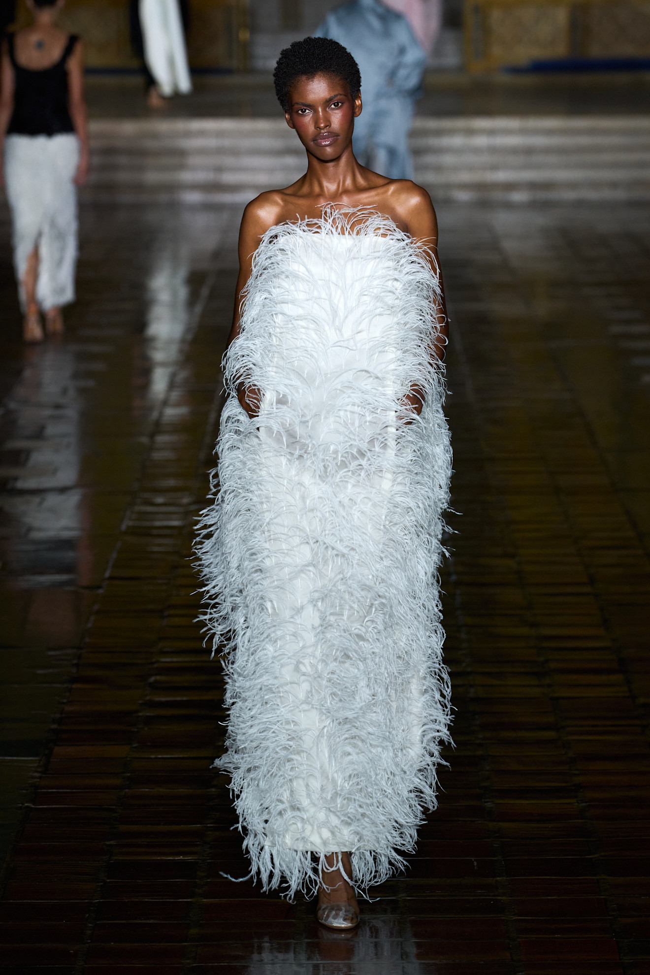 Prabal Gurung فستان أبيض ريش جريء من
