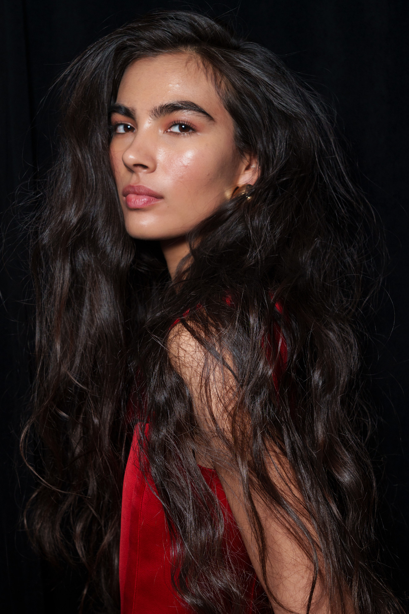 تسريحة الشعر الطويلة والمبعثرة