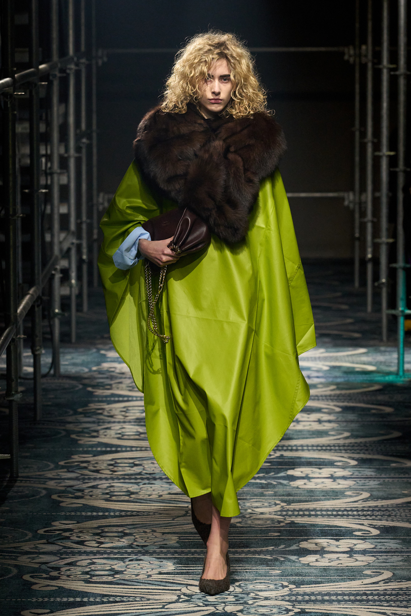 Prada ألوان النيون بارزة في خريف 2025