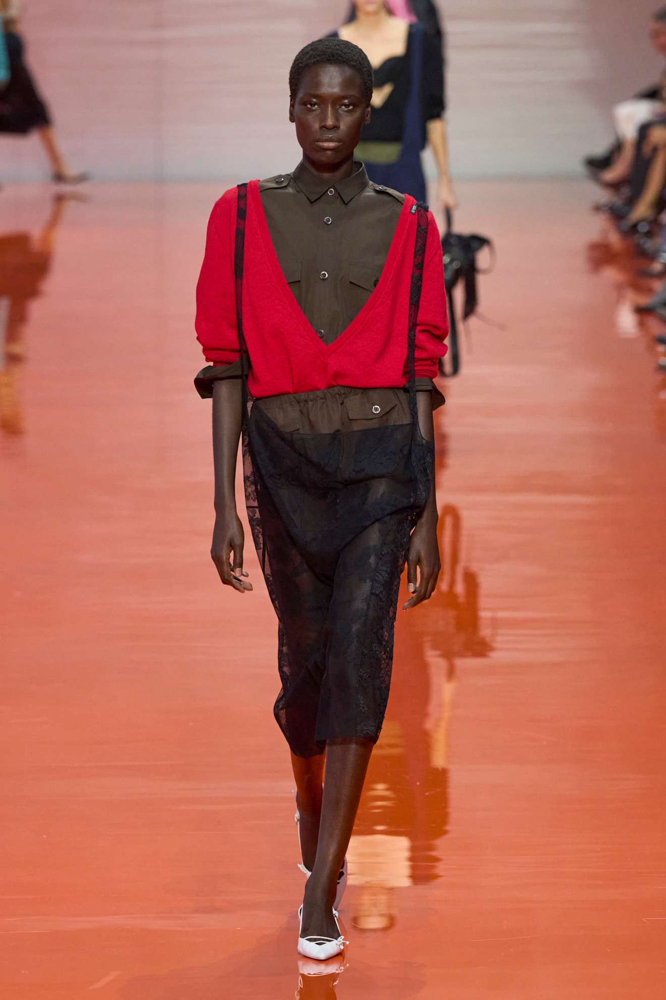 Prada تنسيق أنيق للتنورة الميدي من