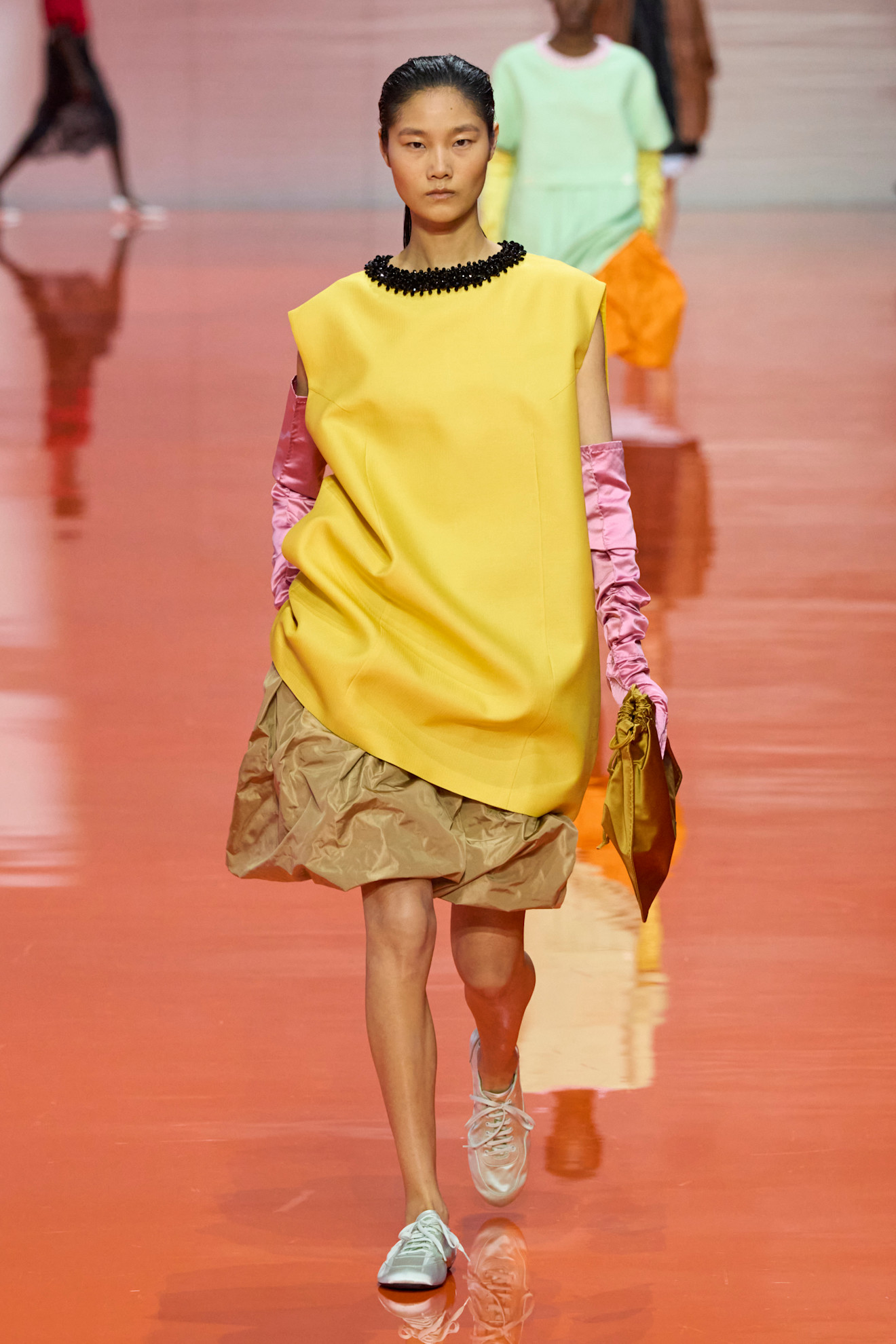 Prada تنسيق التنورة البالون من