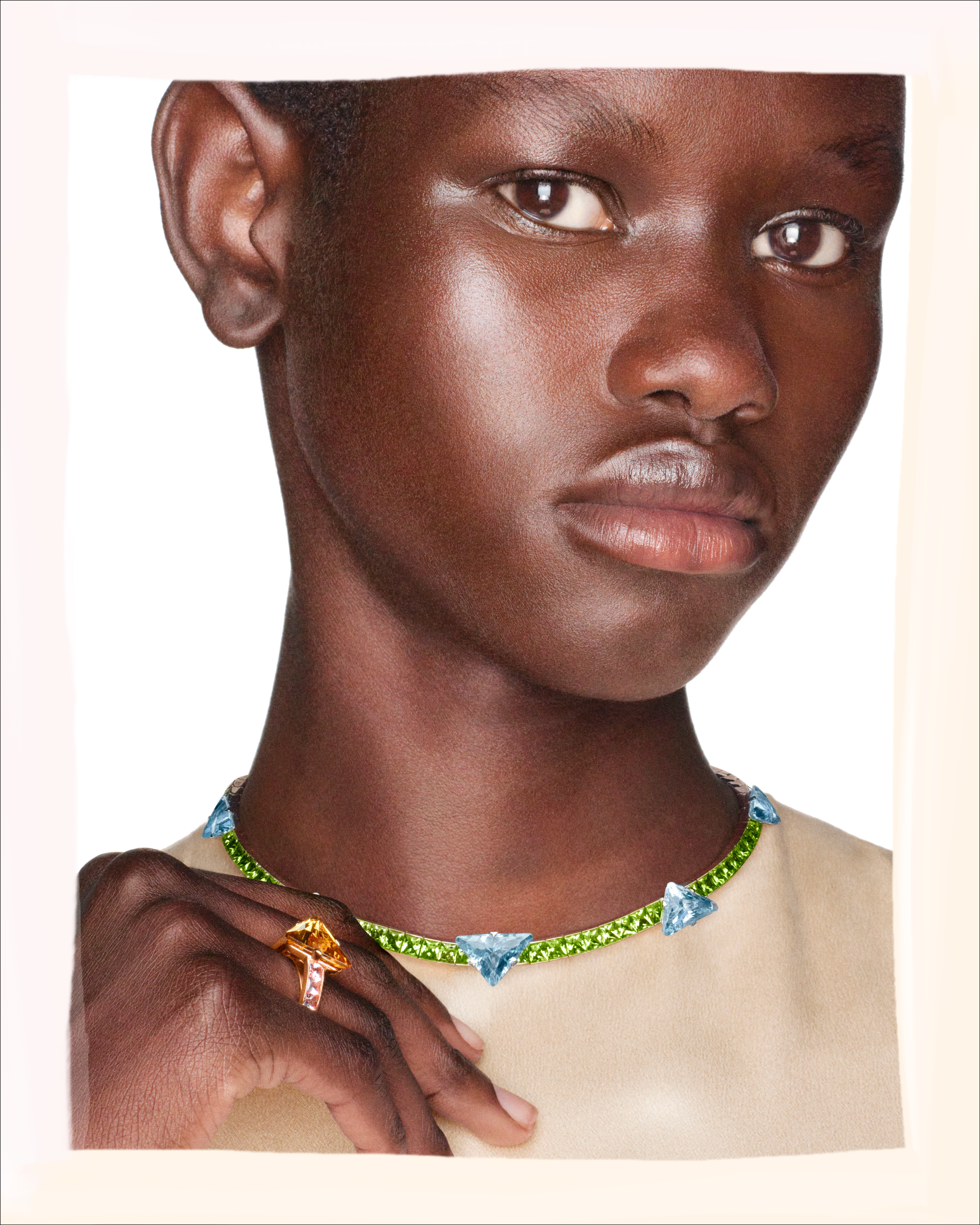 ألوان تروي قصتها: فصل جديد في عالم مجوهرات برادا الراقية