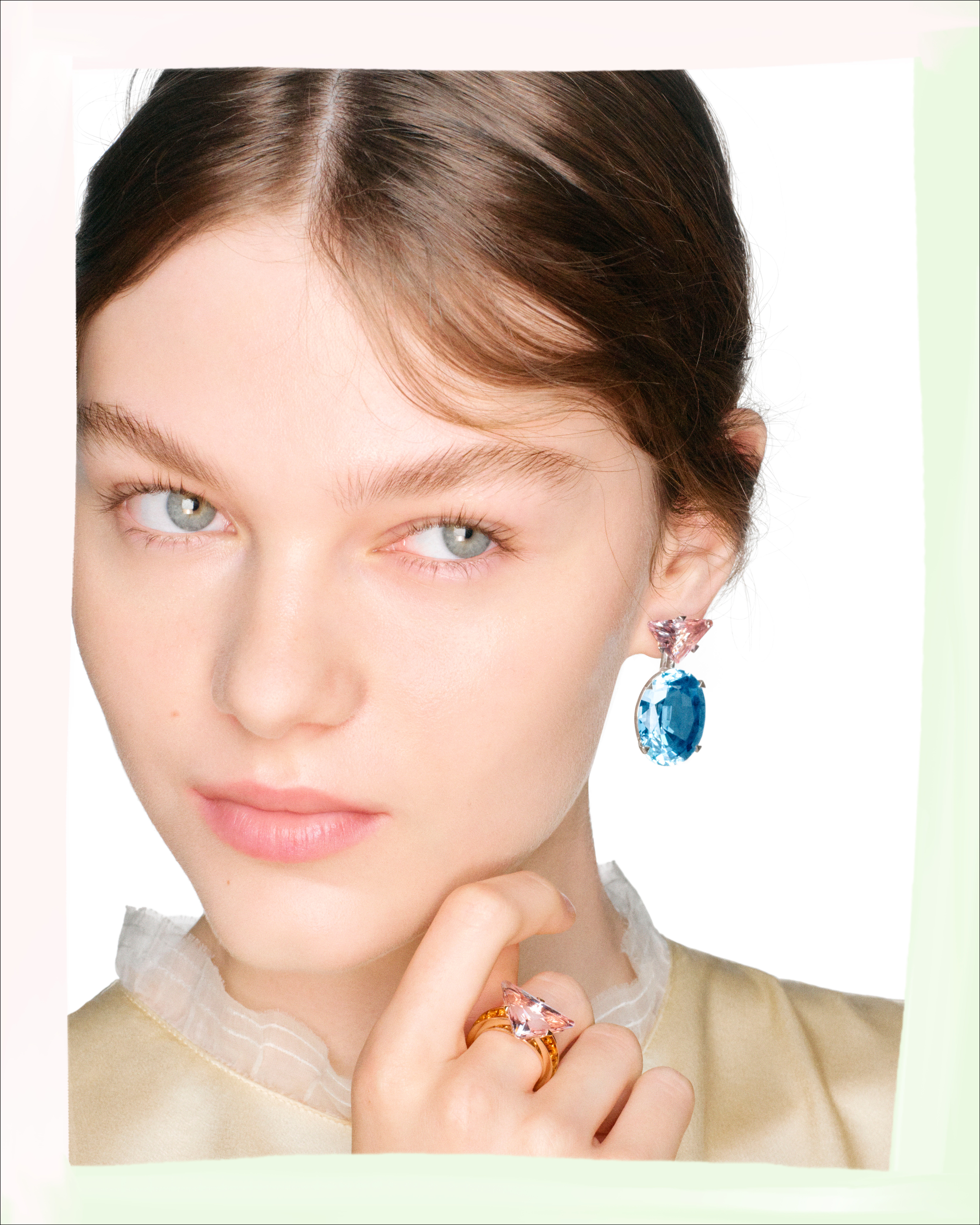 مجوهرات برادا: حملة فنية تجسّد التلاقي بين الإنسان واللون