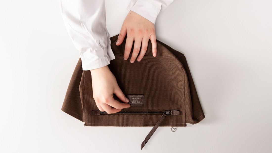 صور حصرية لـ "هي" ‏من كواليس صناعة حقيبة ‏Prada Route