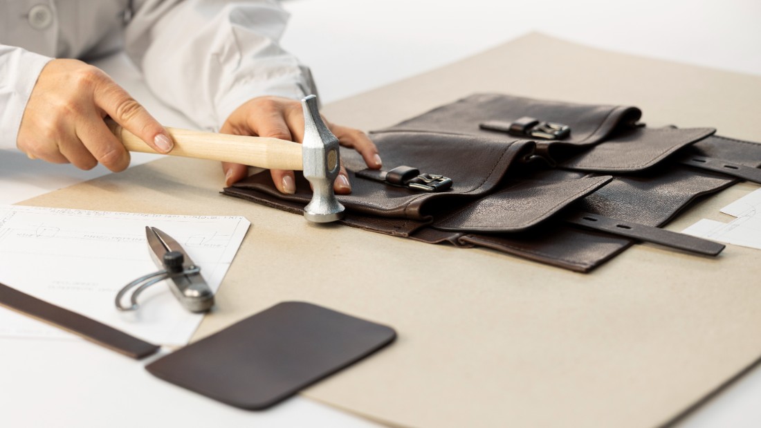 صور حصرية لـ "هي" ‏من كواليس صناعة حقيبة ‏Prada Route