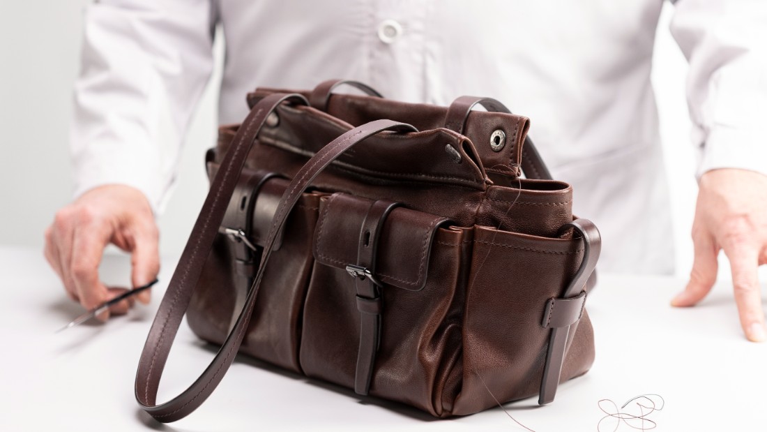 صور حصرية لـ "هي" ‏من كواليس صناعة حقيبة ‏Prada Route