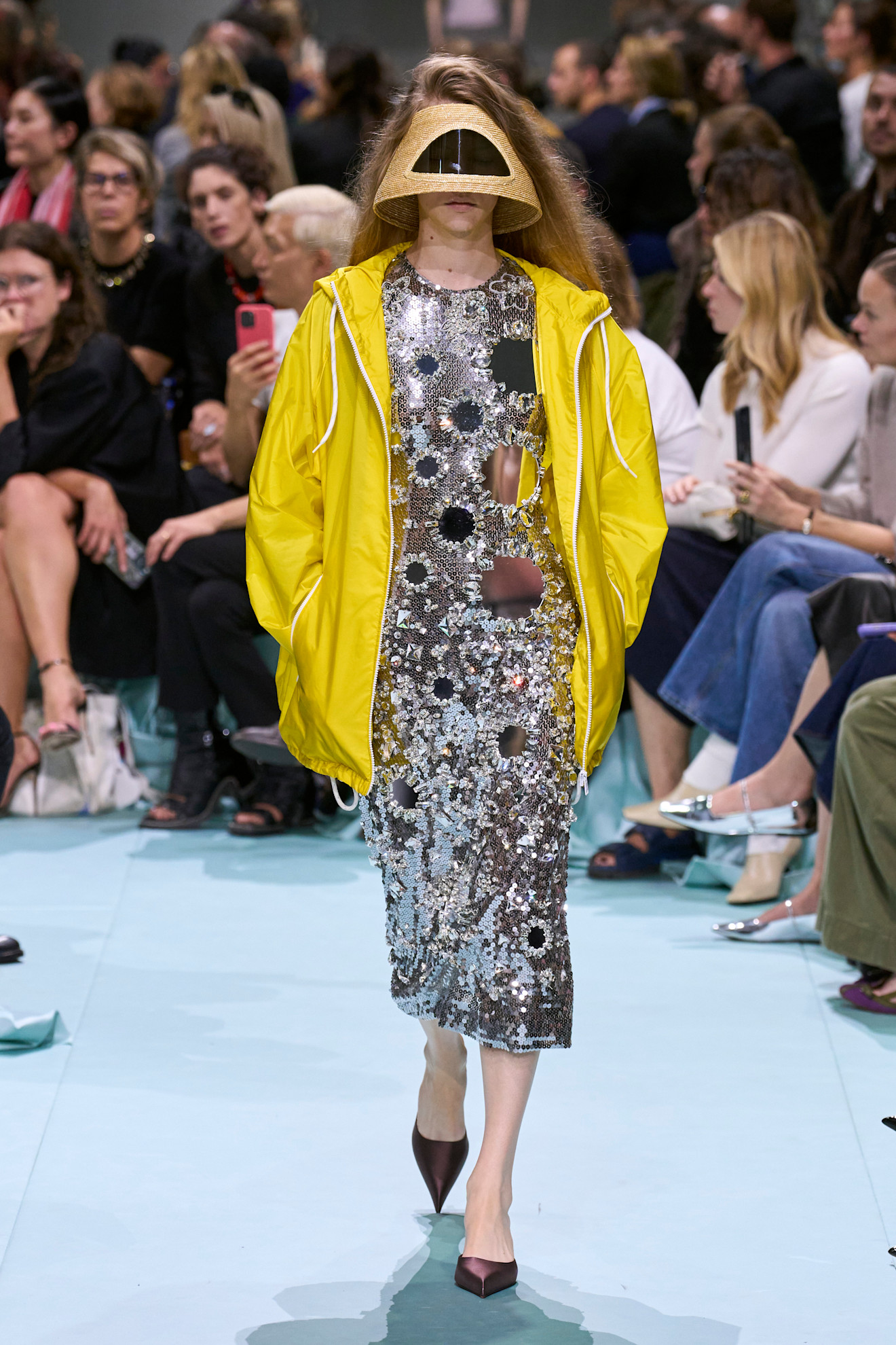 من عرض Prada لربيع وصيف 2025