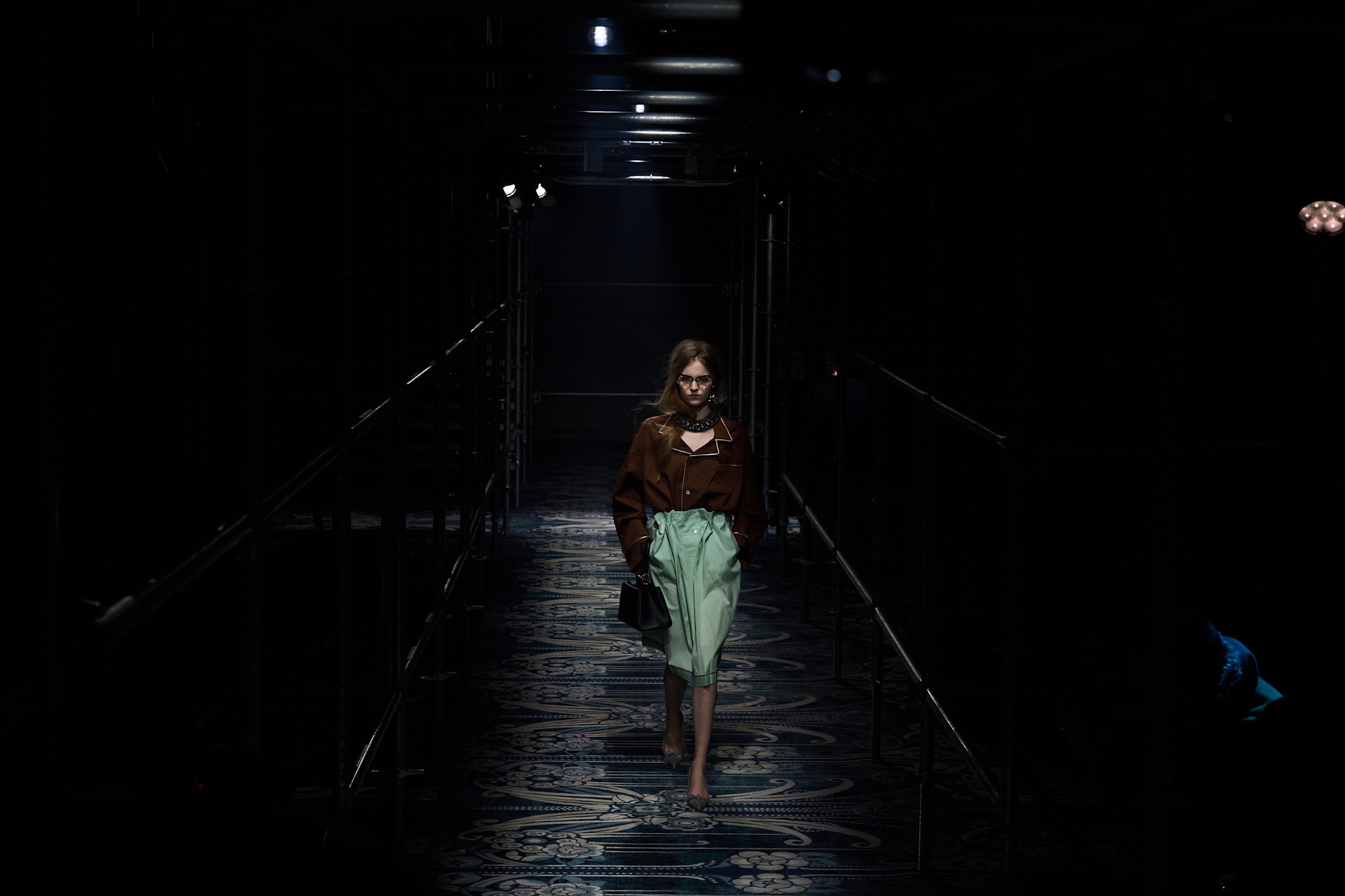 من عرض أزياء Prada لخريف وشتاء 2025