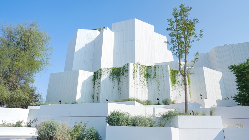 الواجهة الخارجية لمتحف التاريخ الطبيعي أبوظبي  تُشكّل الأشكال الهندسية البيضاء اللافتة هوية متحف التاريخ الطبيعي أبوظبي، بتصميمٍ وضعته شركة "ميكانو"، يحتفي بعمارةٍ تستلهم من الطبيعة، وترتكز على الاستدامة، وتعبّر عن رؤية أبوظبي.