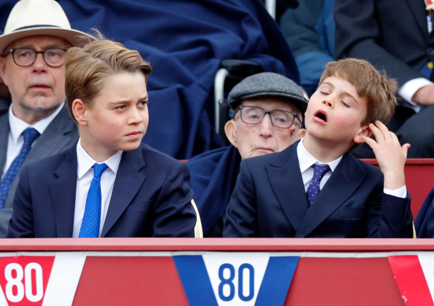 قام لويس بتقليده بشكل ساخر ومضحك