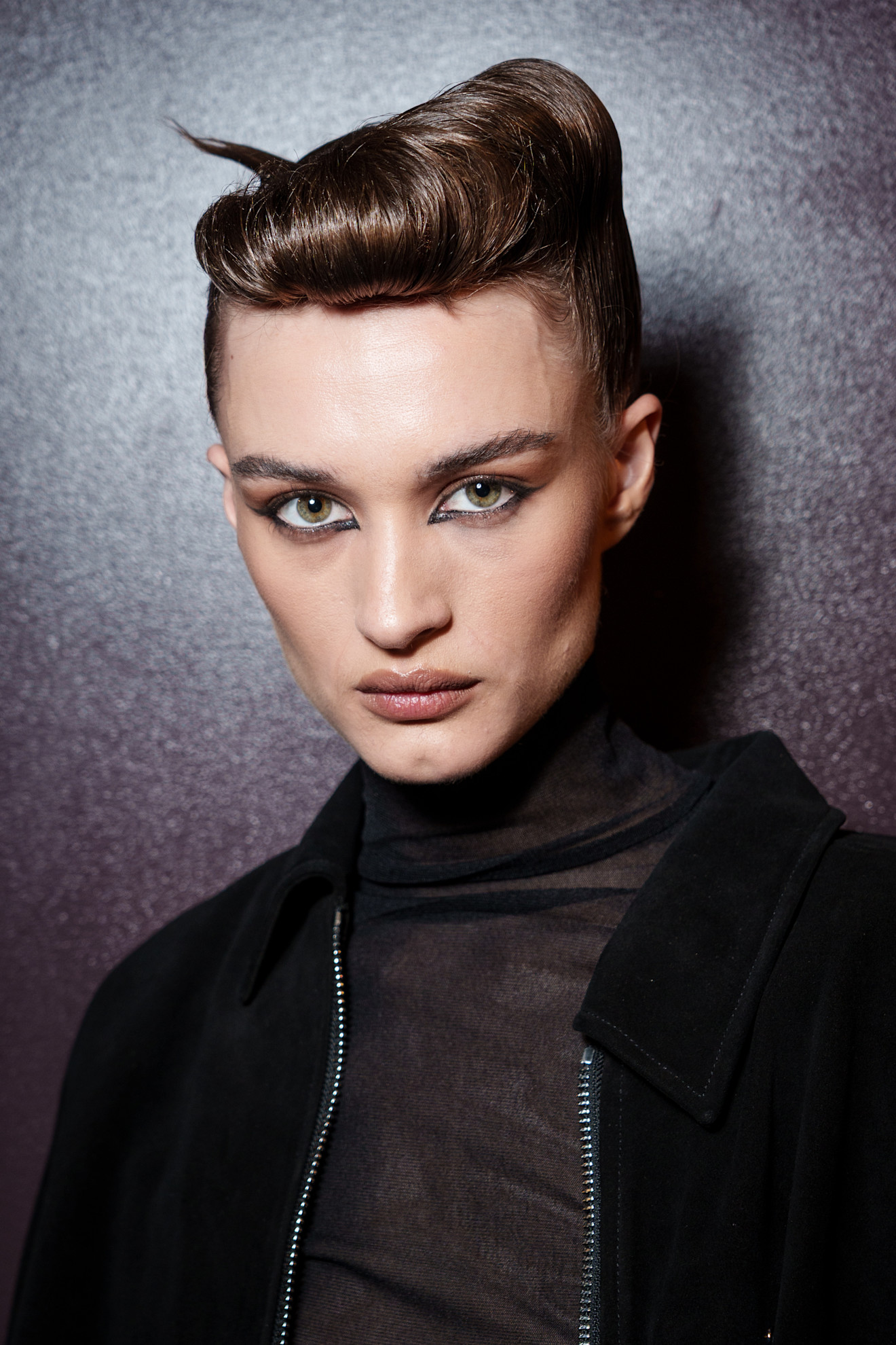 تسريحة شعر مرفوعة مع الغرة الريترو