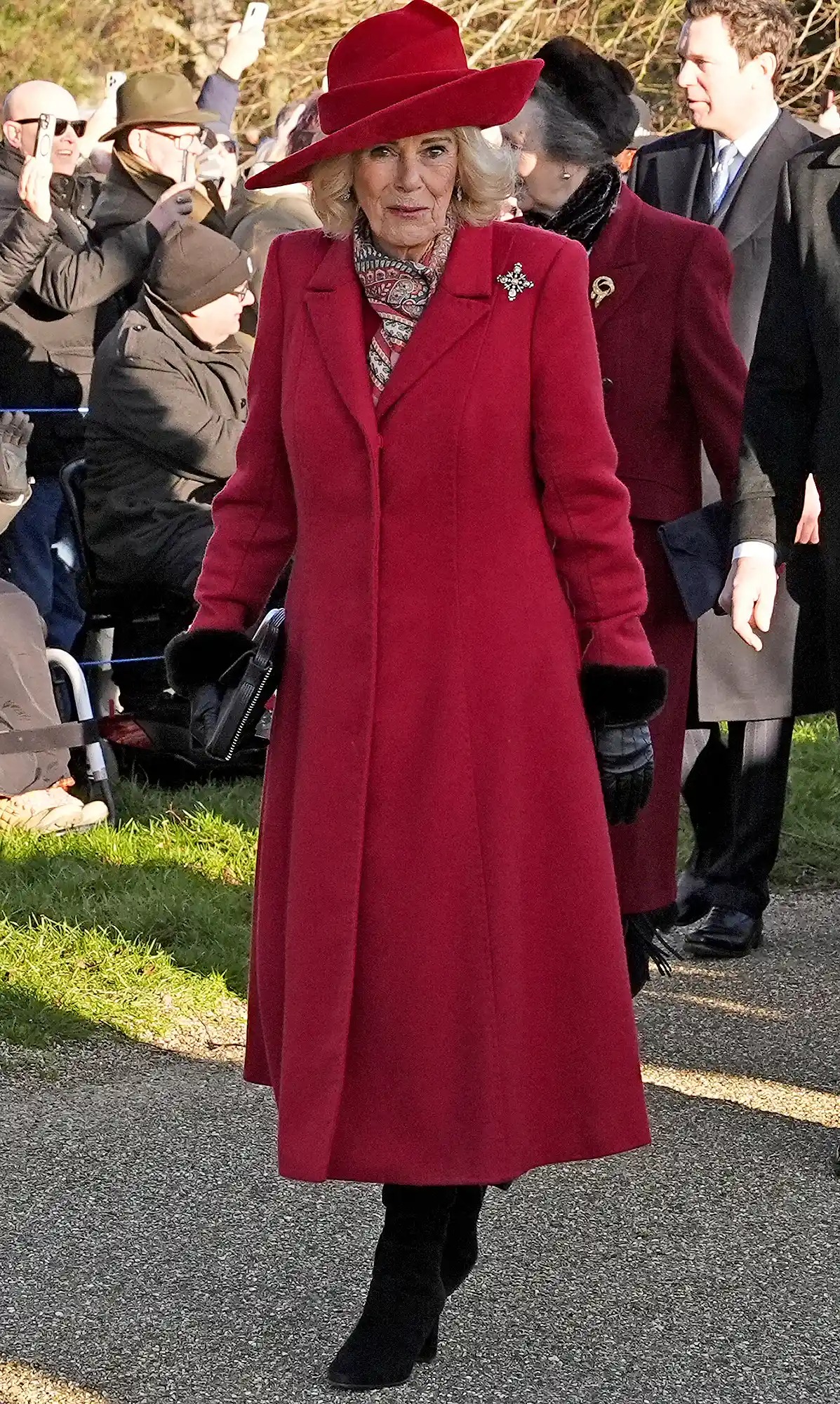  اختيار كاميلا وآن لارتداء اللون الأحمر اختياراً مؤثراً