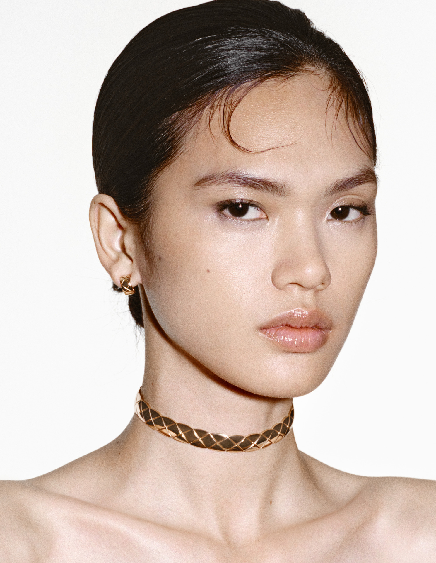 تميزت عارضة الأزياء Qun YE بأقراط حلقية وخاتماً من مجموعة COCO CRUSH، بنقشة مبطنة، مصنوعة من الذهب البيج عيار 18 قيراطاً ومرصعة بالألماس.