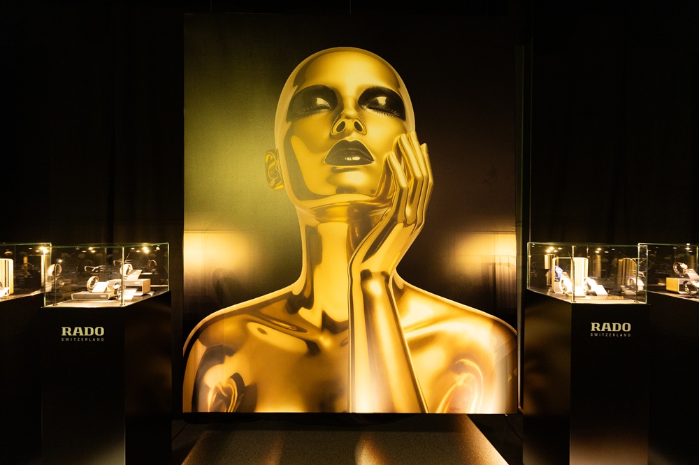 منذ 4 عقود، رسّخت العلامة مكانتها بوصفها رائدة في ابتكار المواد، وقدّمت رؤية جمعت بين الجمال الخالد والأداء المتقدّم. واليوم، اختارت "رادو" أن تحتفي بهذه المسيرة الاستثنائية من قلب مختبراتها في سويسرا، لتؤكد أن بعض الجمال يولد طبيعيًا ويظلّ أبديًّا. 