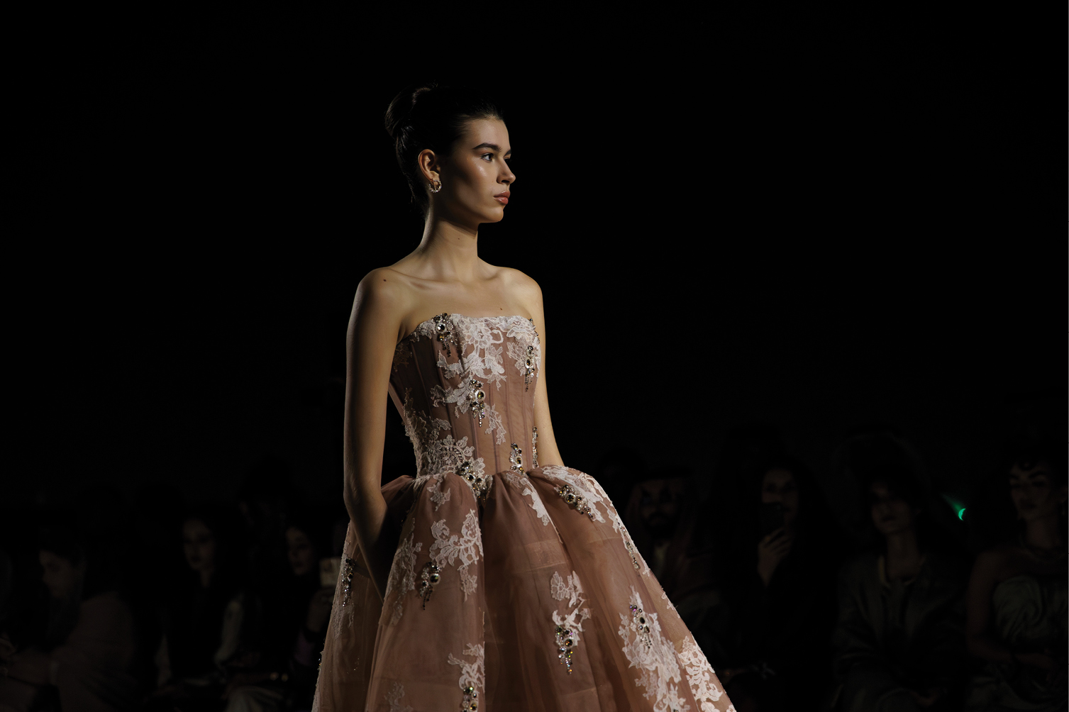 من تصاميم دار عدنان أكبر للأزياء الراقية