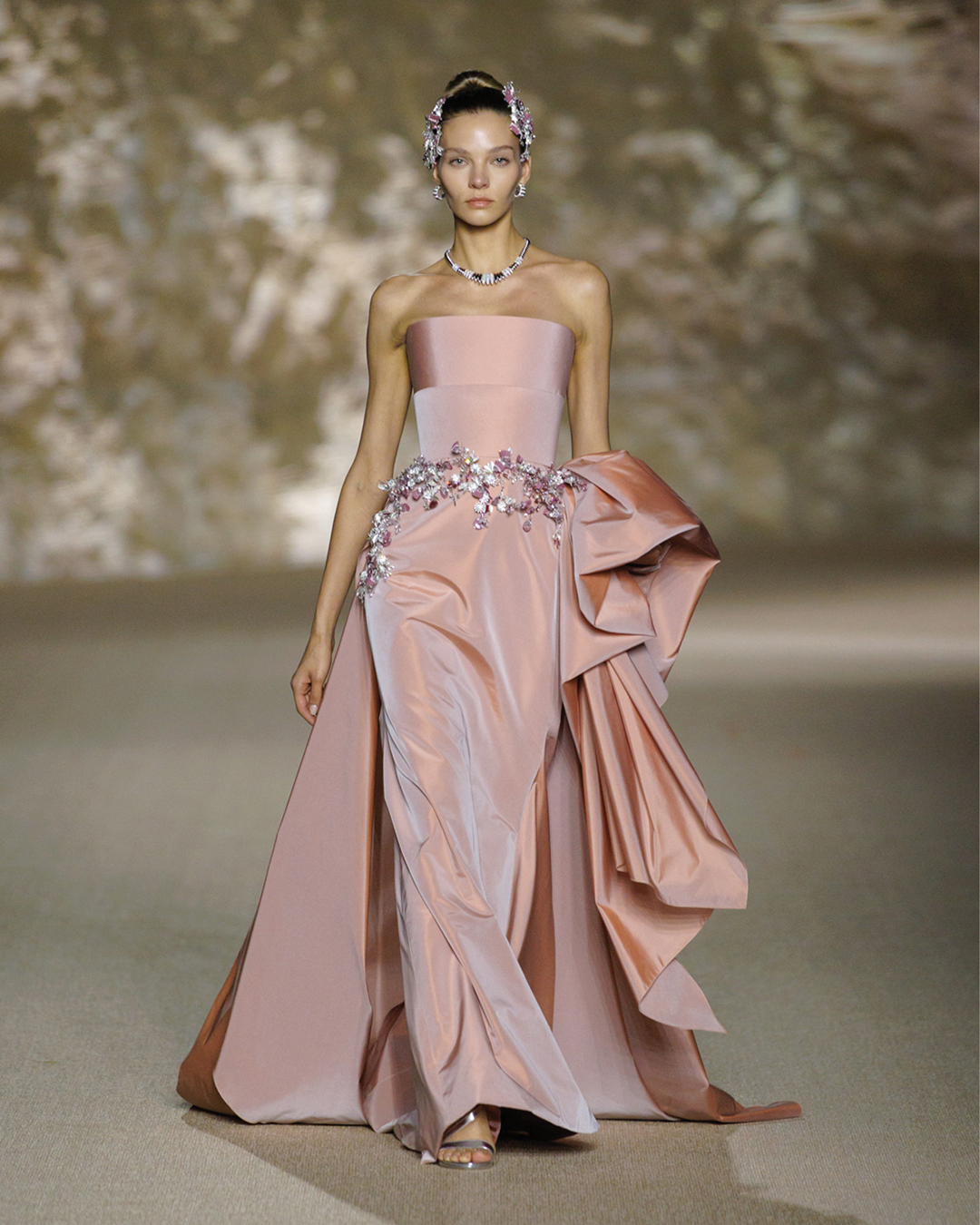 من تصاميم دار عدنان أكبر للأزياء الراقية