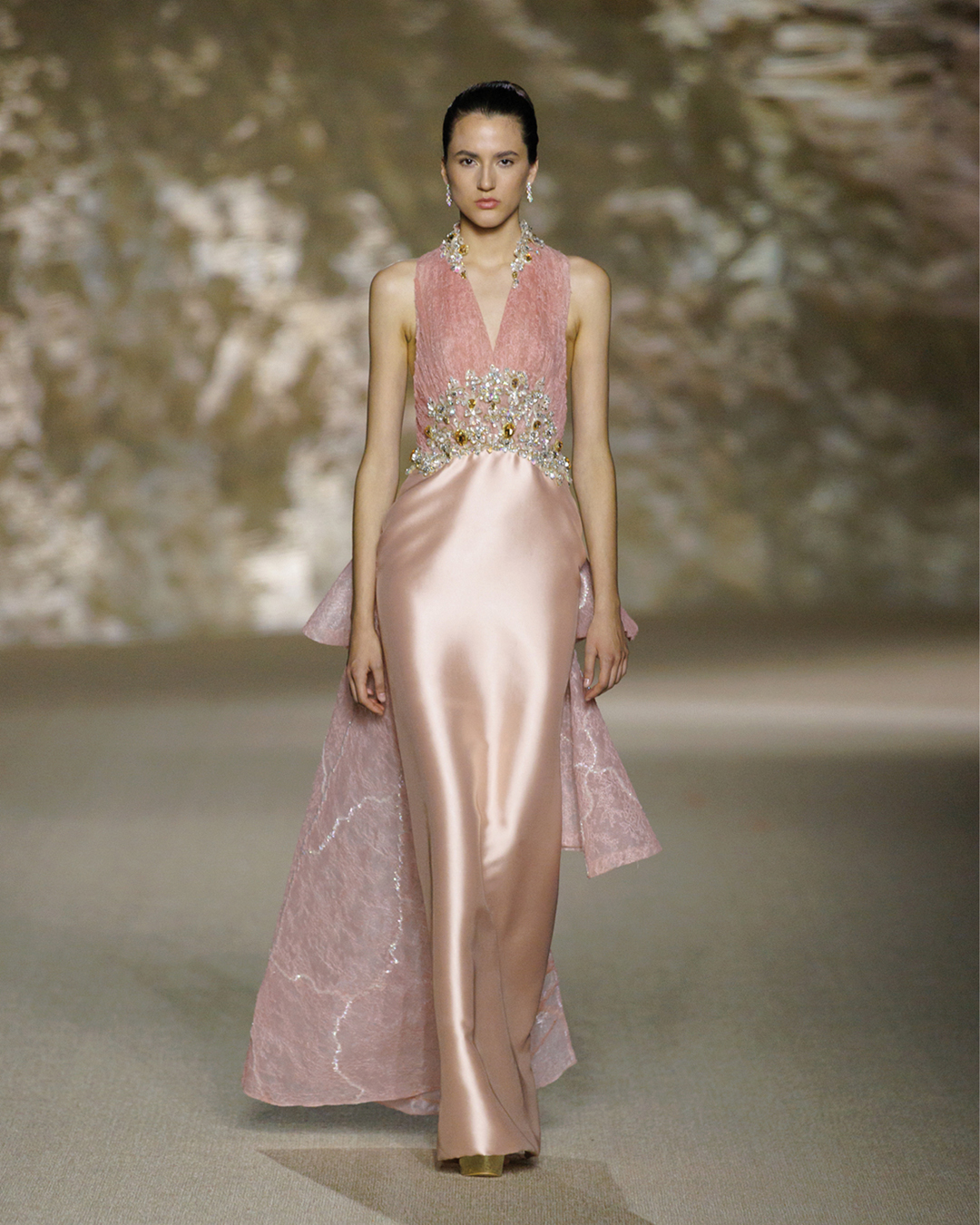 من تصاميم دار عدنان أكبر للأزياء الراقية