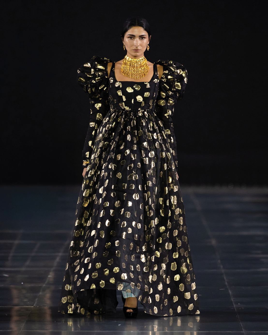 من مجموعة "تكريم" من ريم الكنهل في أسبوع الأزياء في الرياض 2025‏