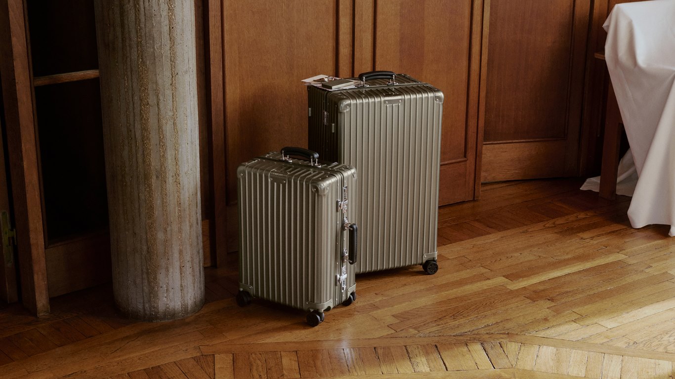 RIMOWA تُضفي لمسة التيتانيوم المميزة على مجموعة CLASSIC  الأيقونية