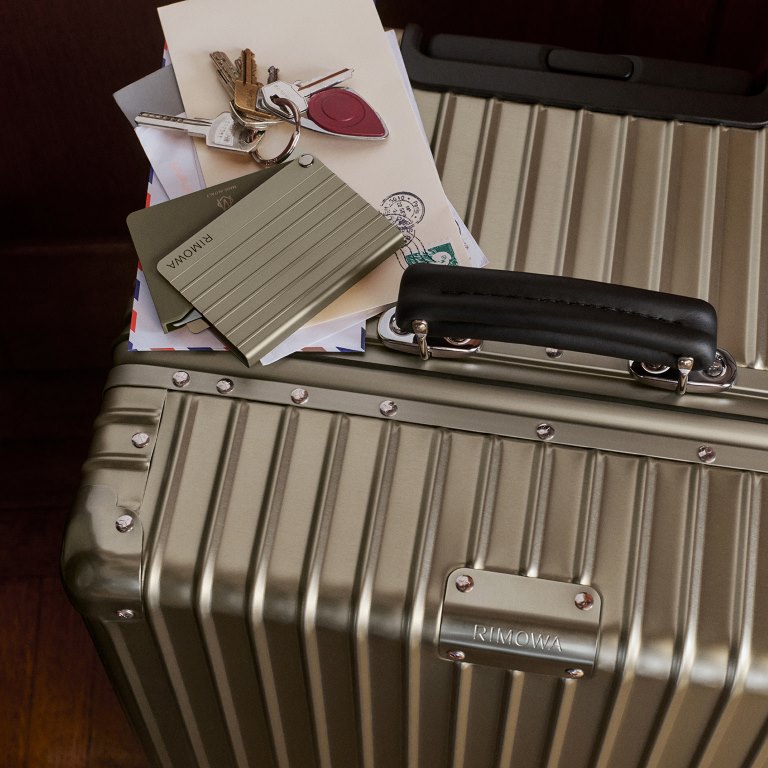 RIMOWA تُضفي لمسة التيتانيوم المميزة على مجموعة CLASSIC  الأيقونية