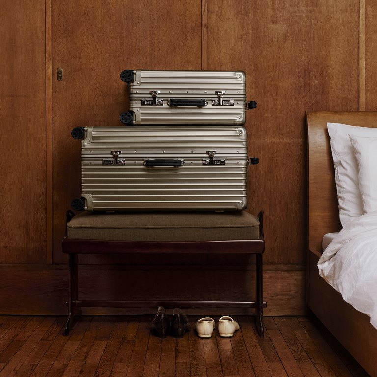 RIMOWA تُضفي لمسة التيتانيوم المميزة على مجموعة CLASSIC  الأيقونية