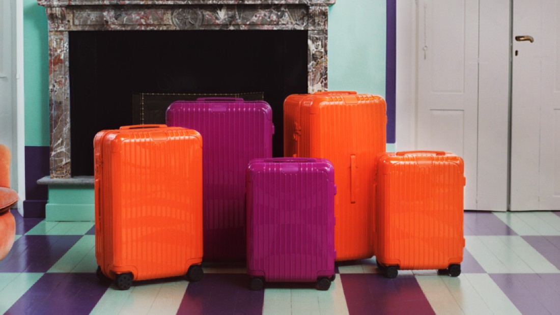 كشفت علامة RIMOWA عن درجتَي Orange وMagenta ضمن مجموعتَي Essential وGroove