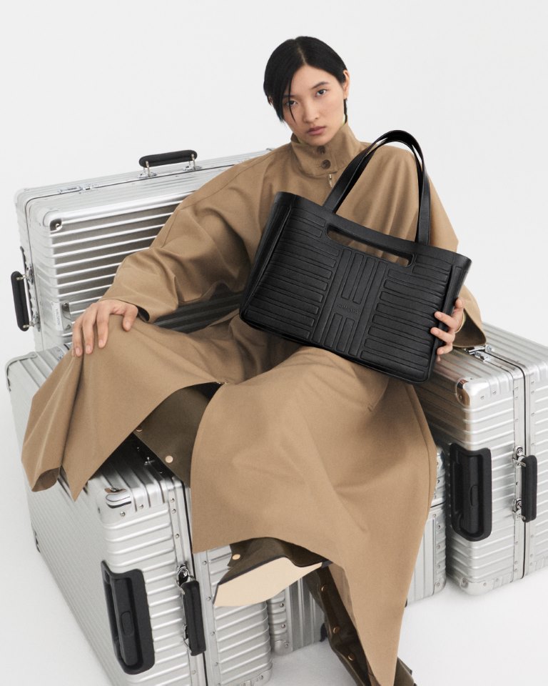 RIMOWA تُعيد ابتكار تصميم أسطوري في مجموعة Groove من الحقائب الجلدية الفاخرة 