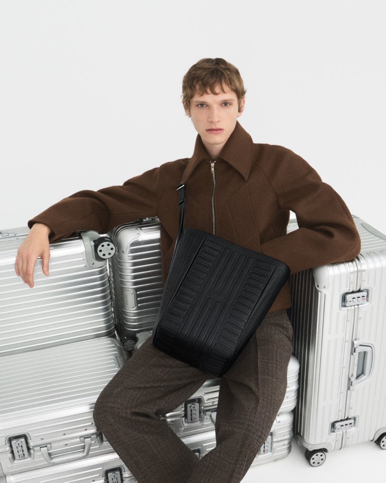RIMOWA تُعيد ابتكار تصميم أسطوري في مجموعة Groove من الحقائب الجلدية الفاخرة 