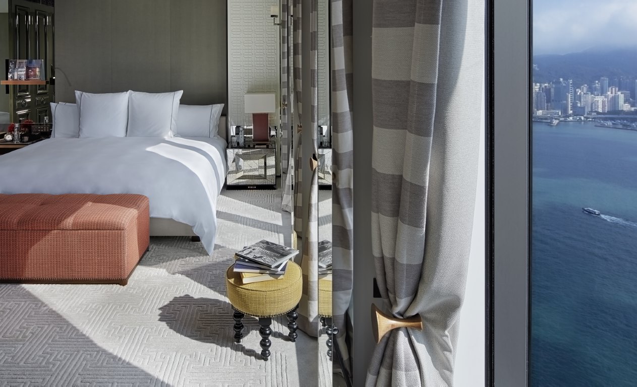 روزوود هونغ كونغ تحتفي بسبع سنوات كأيقونة عصرية على ميناء فيكتوريا