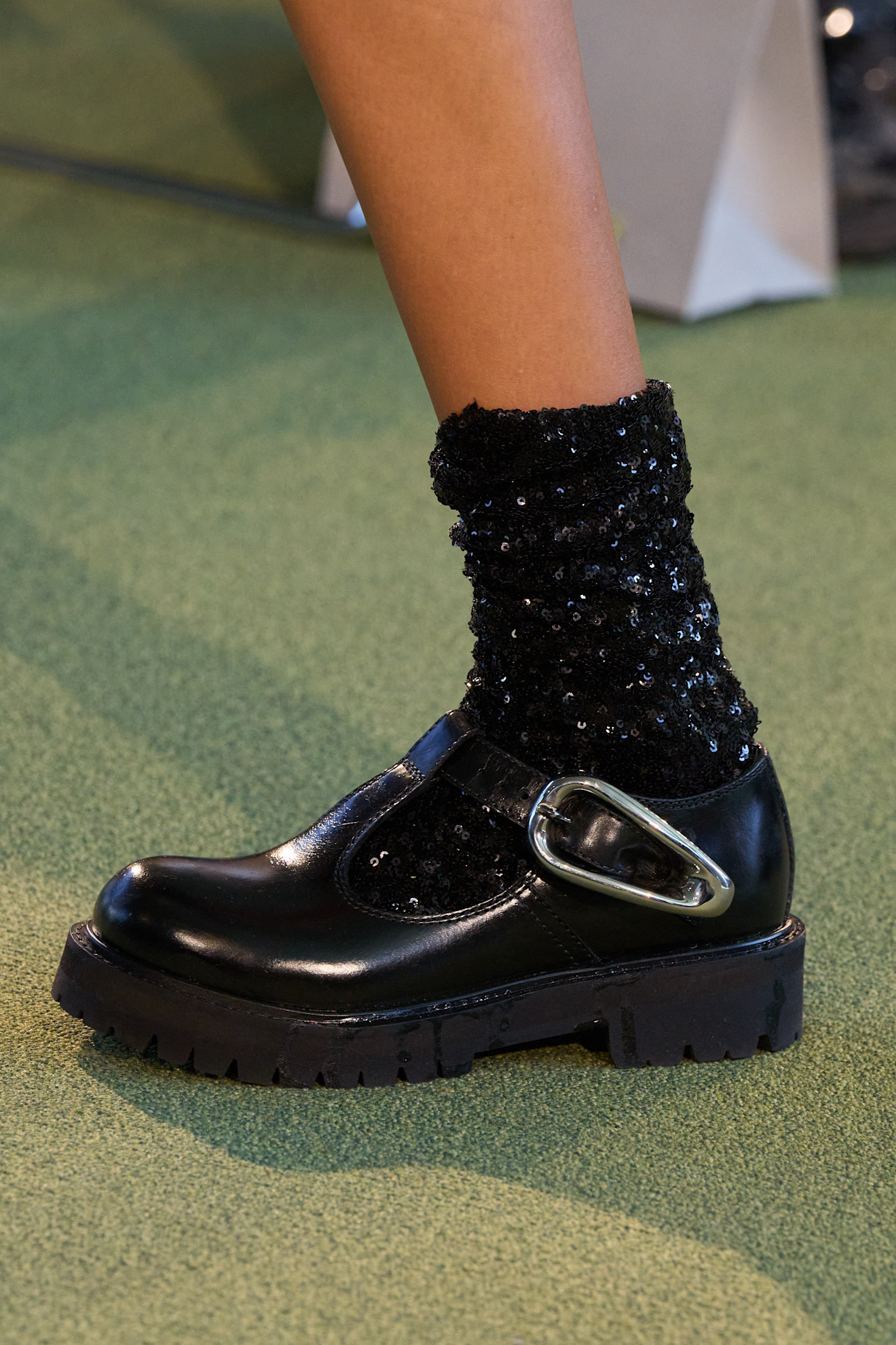 Rabanneحذاء اللوفر بتصميم عصري من