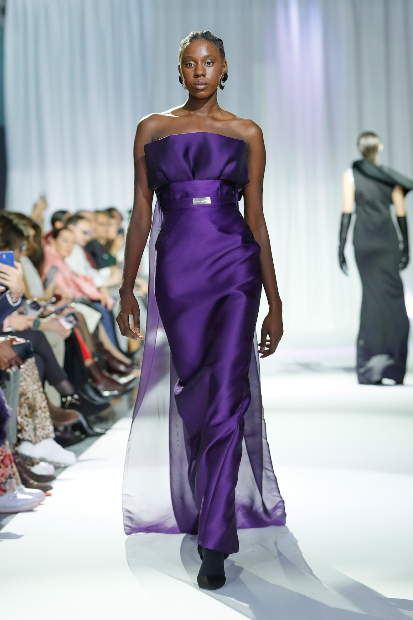 فساتين بنفسجية داكنة مع أقمشة التول