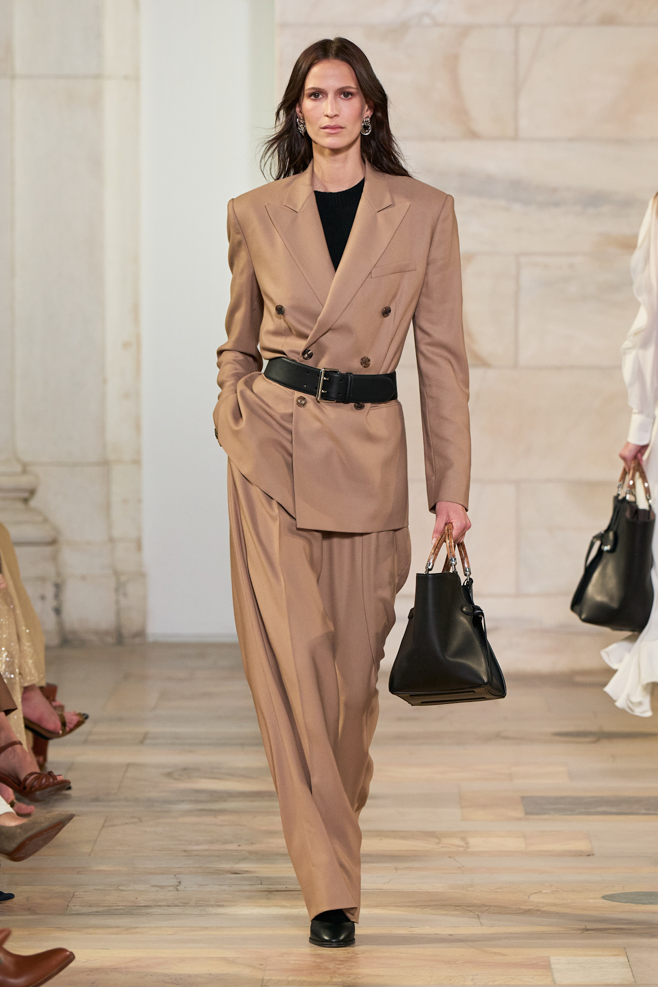 Ralph Lauren إطلالة كاجوال ناعمة باللون البيج من