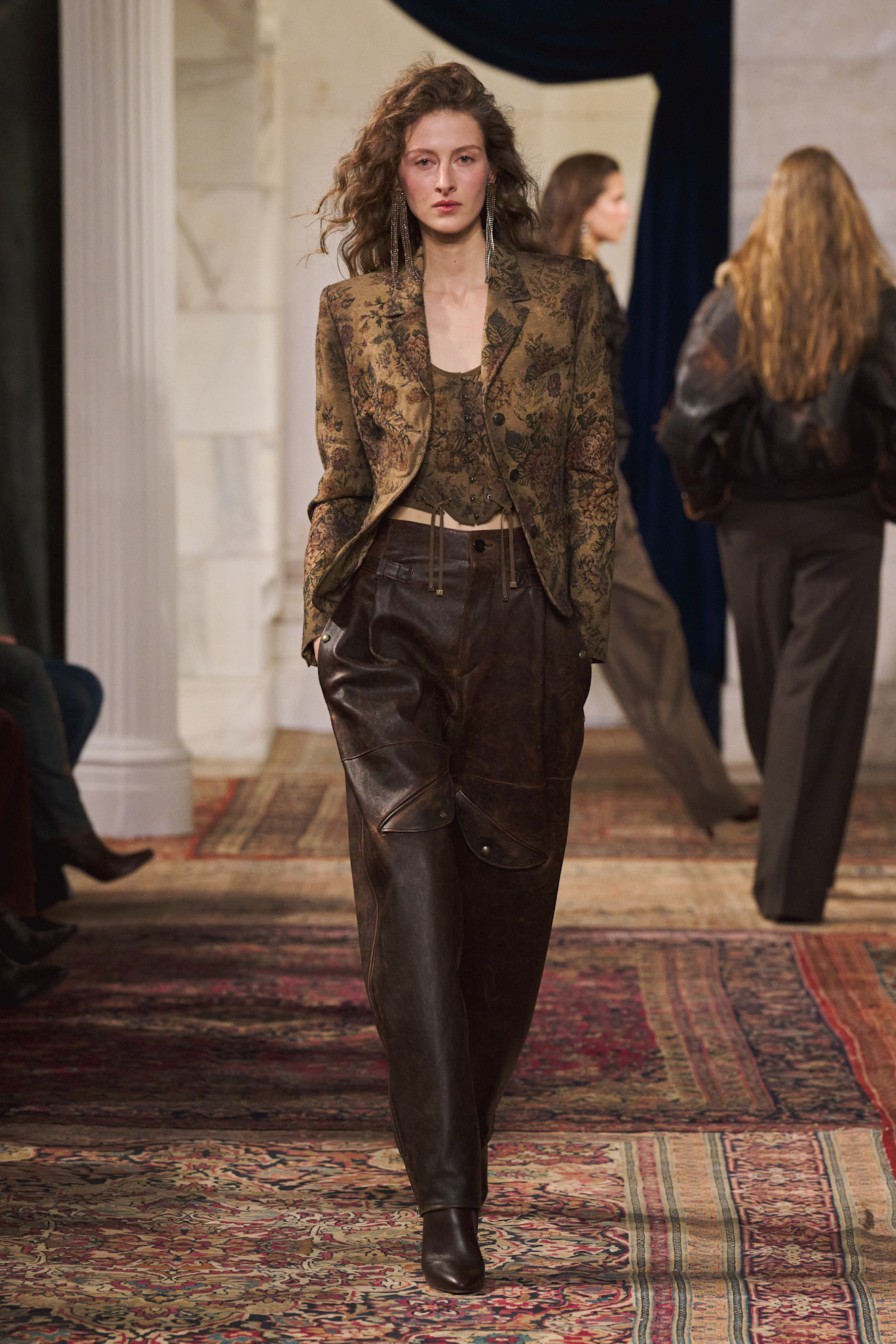 Ralph Lauren الأقمشة الفخمة والأنيقة في إطلالة كلاسيكية من