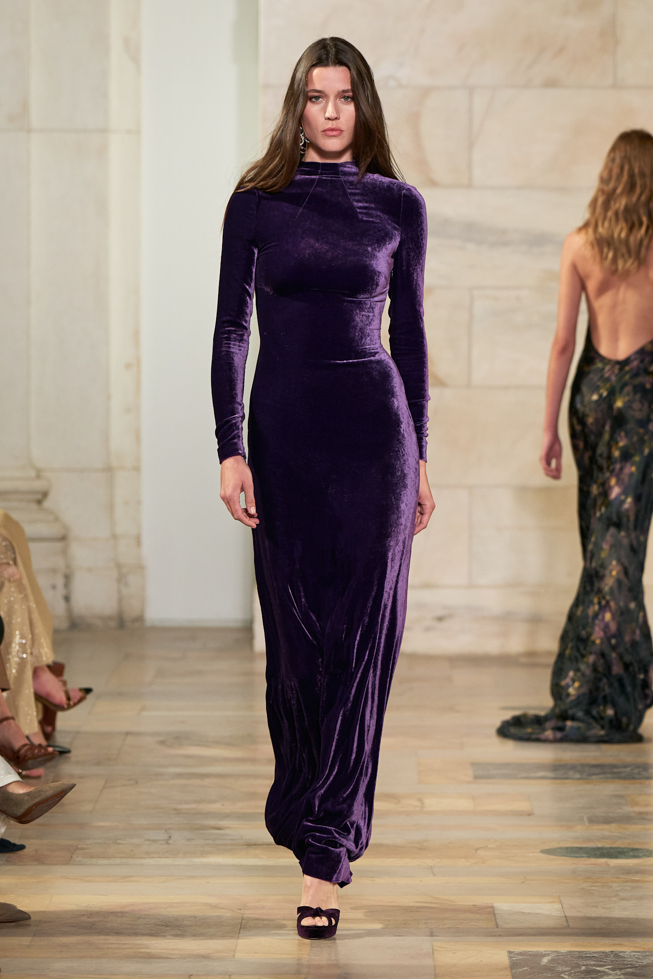 الفستان الميدي أم الفستان الطويل لشتاء 2026