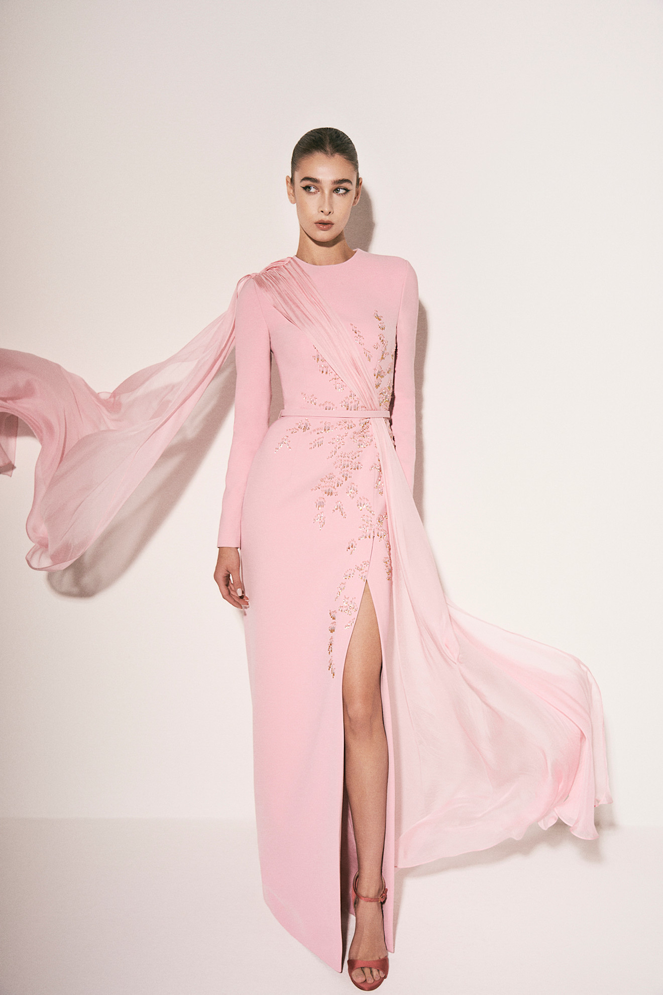 Rami Al Aliإطلالة للمناسبات باللون الزهري من