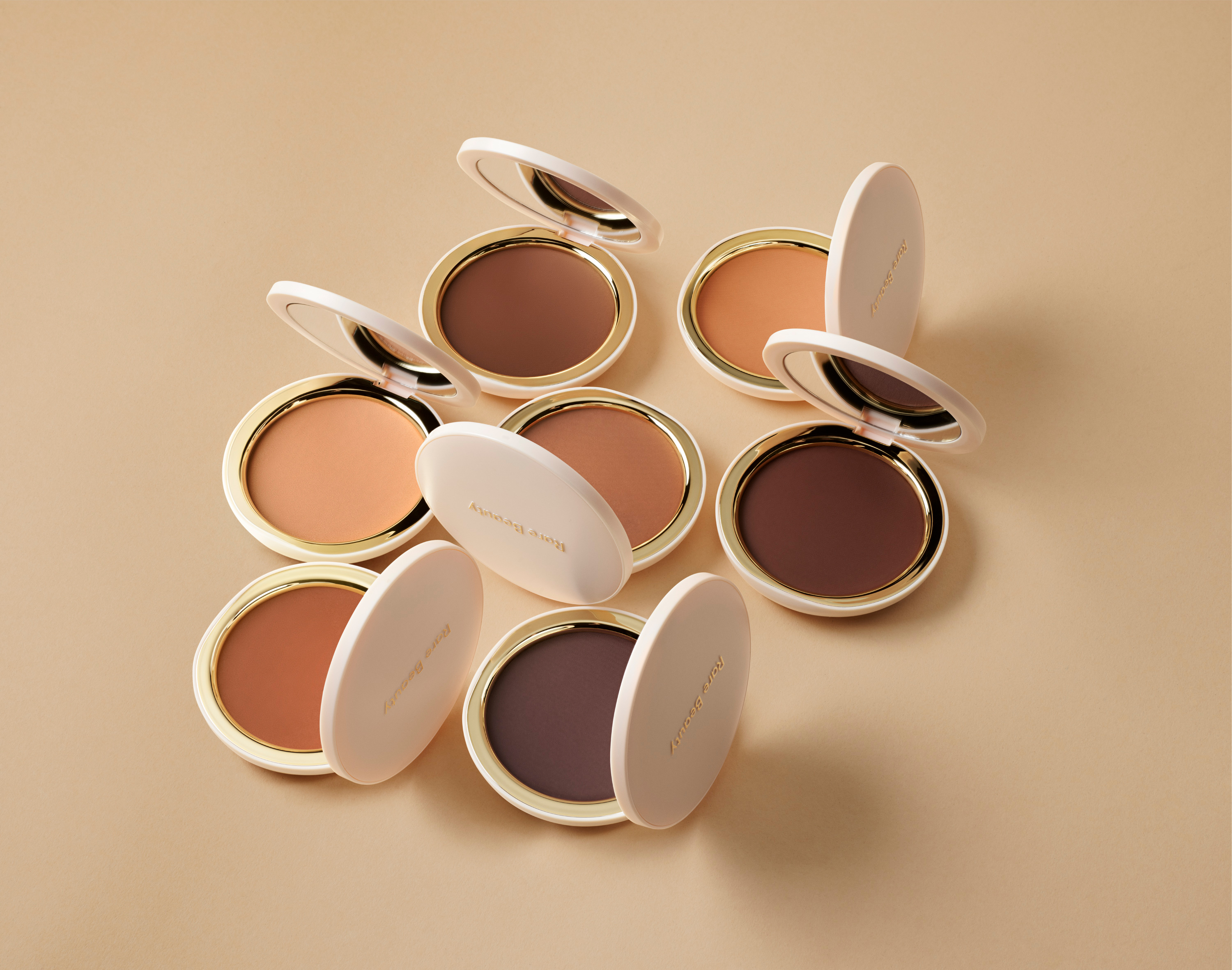 Rare Beauty تقدم Warm Wishes Soft Matte Powder Bronzer، البودرة البرونزية فائقة النعومة مع لمسة أخيرة غير لامعة